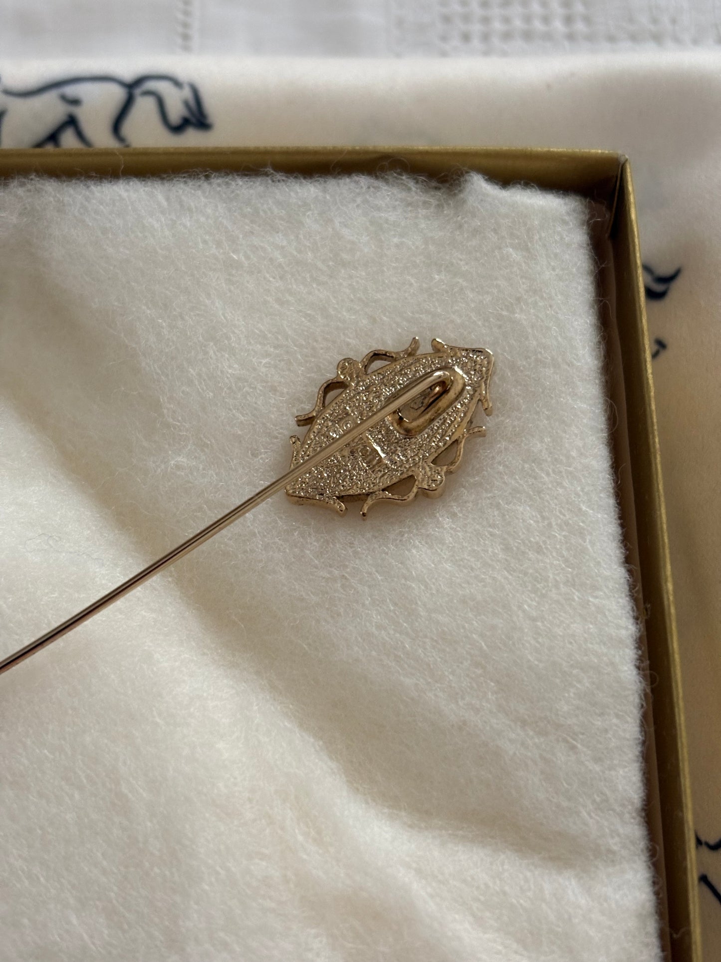 Broszka- szpilka z kameą Avon „Cameo Stickpin”, 1978 rok