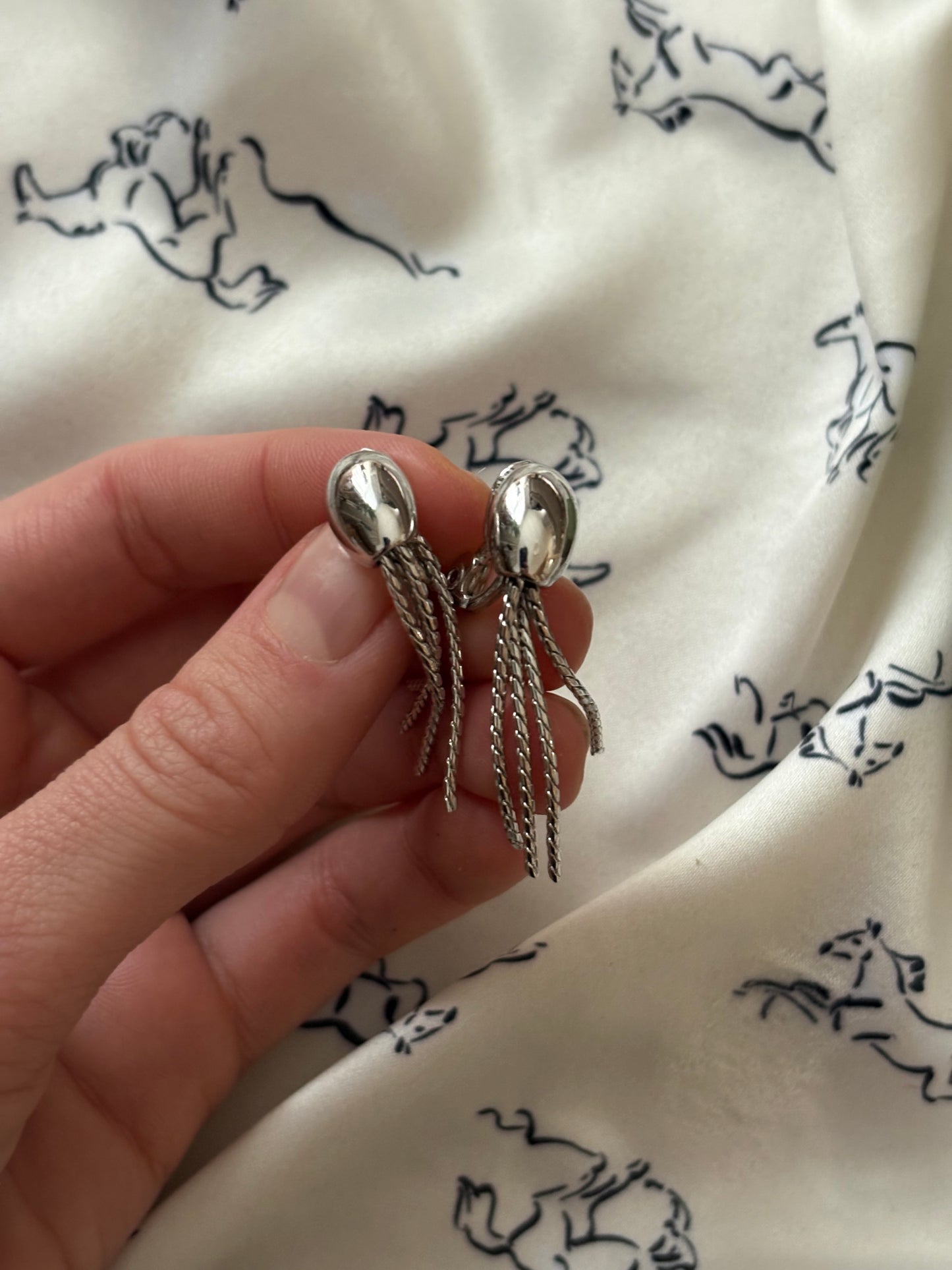 Posrebrzane klipsy Monet z łańcuszkami