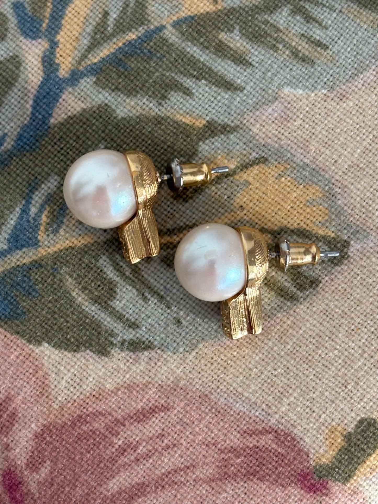 Pozłacane kolczyki Givenchy z perłami i logo