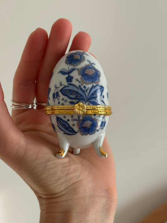Porcelanowa szkatułka w kształcie jajka