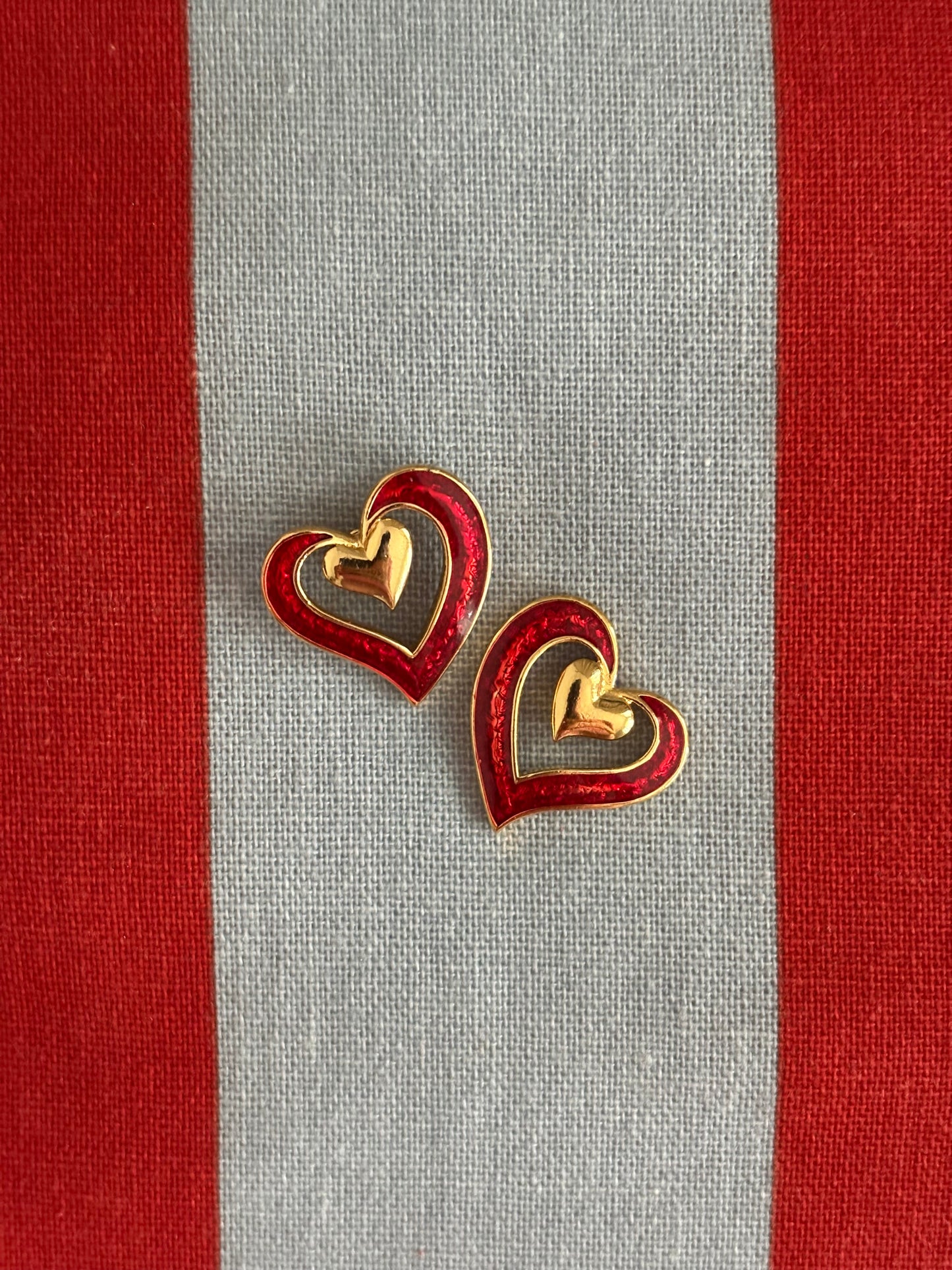 Kolczyki Avon z emalią „Double heart”, 1989 rok