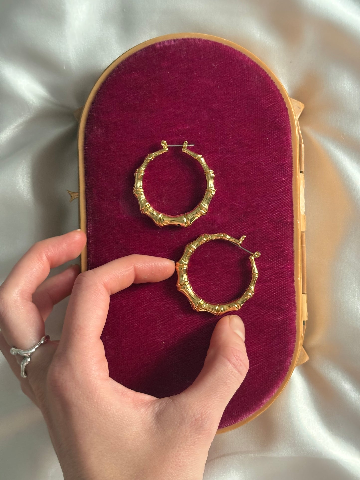 Kolczyki Avon “Bamboo Snap Top Hoops”,1998 rok