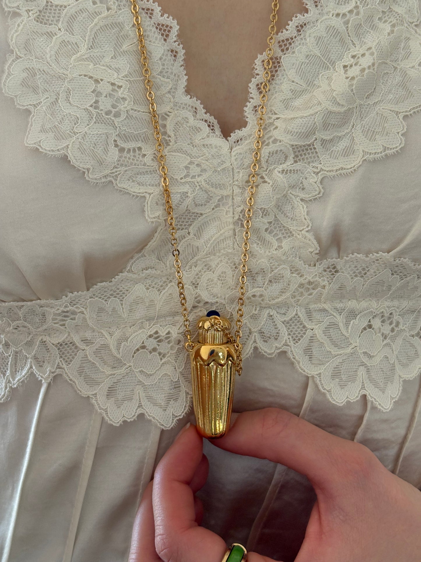 Naszyjnik/ Flakonik  z perfumami Avon, 1990 rok