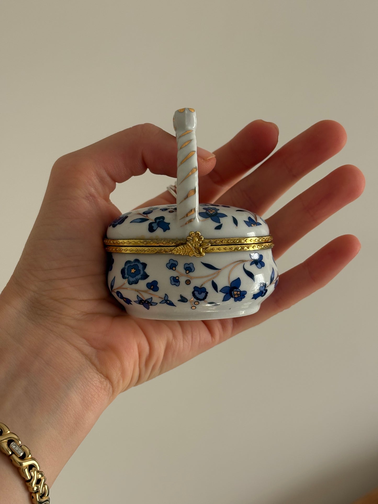 Porcelanowa szkatułka z uchwytem