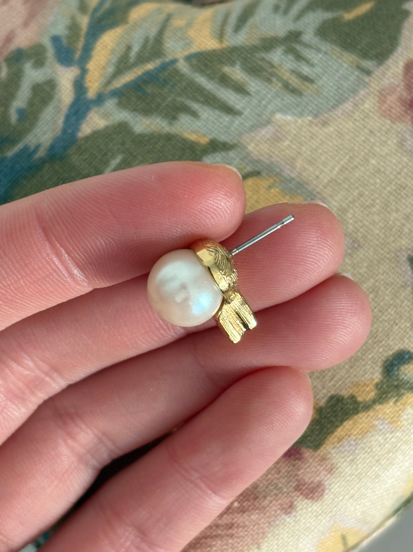 Pozłacane kolczyki Givenchy z perłami i logo