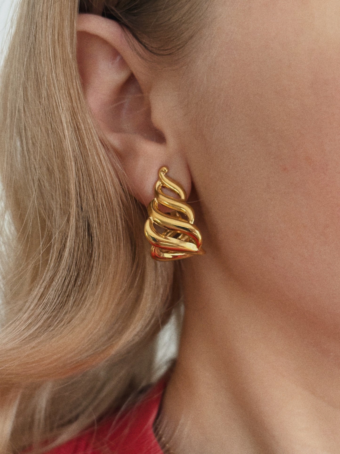 Pozłacane klipsy Napier w formie skręconych wstęg