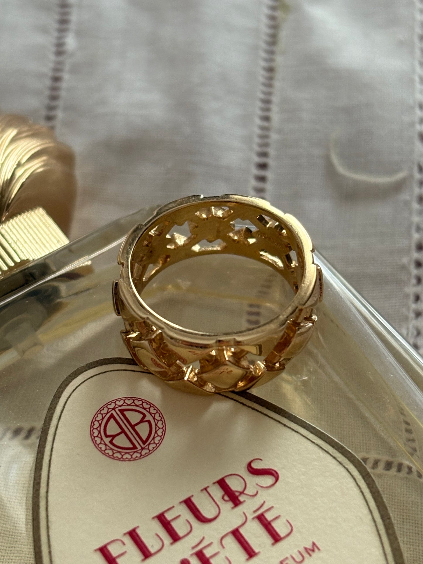 Pozłacany pierścionek Avon „Gilded Trellis”, rozmiar 17 (54)