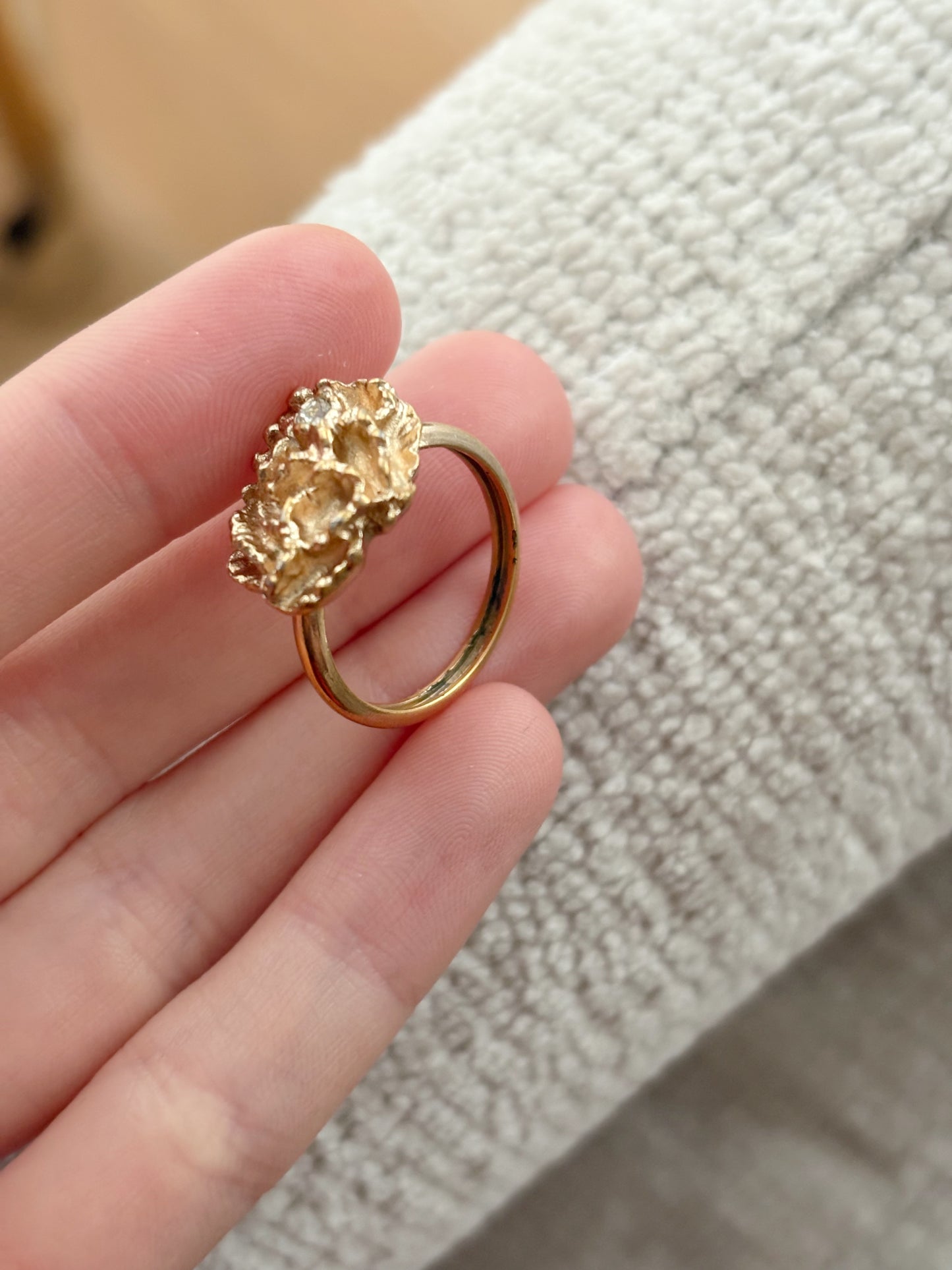 Pierścionek Avon „Flowerblaze”,1976 rok