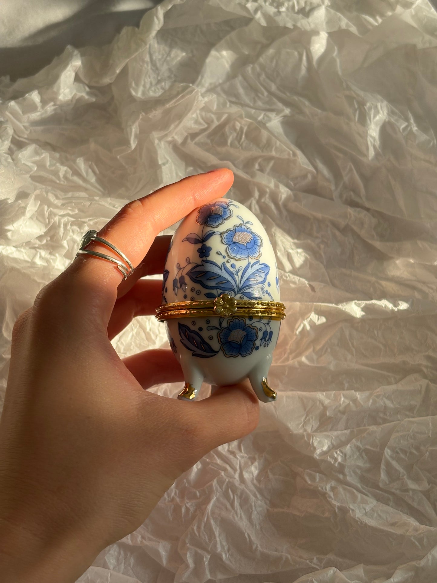 Porcelanowa szkatułka w kształcie jajka
