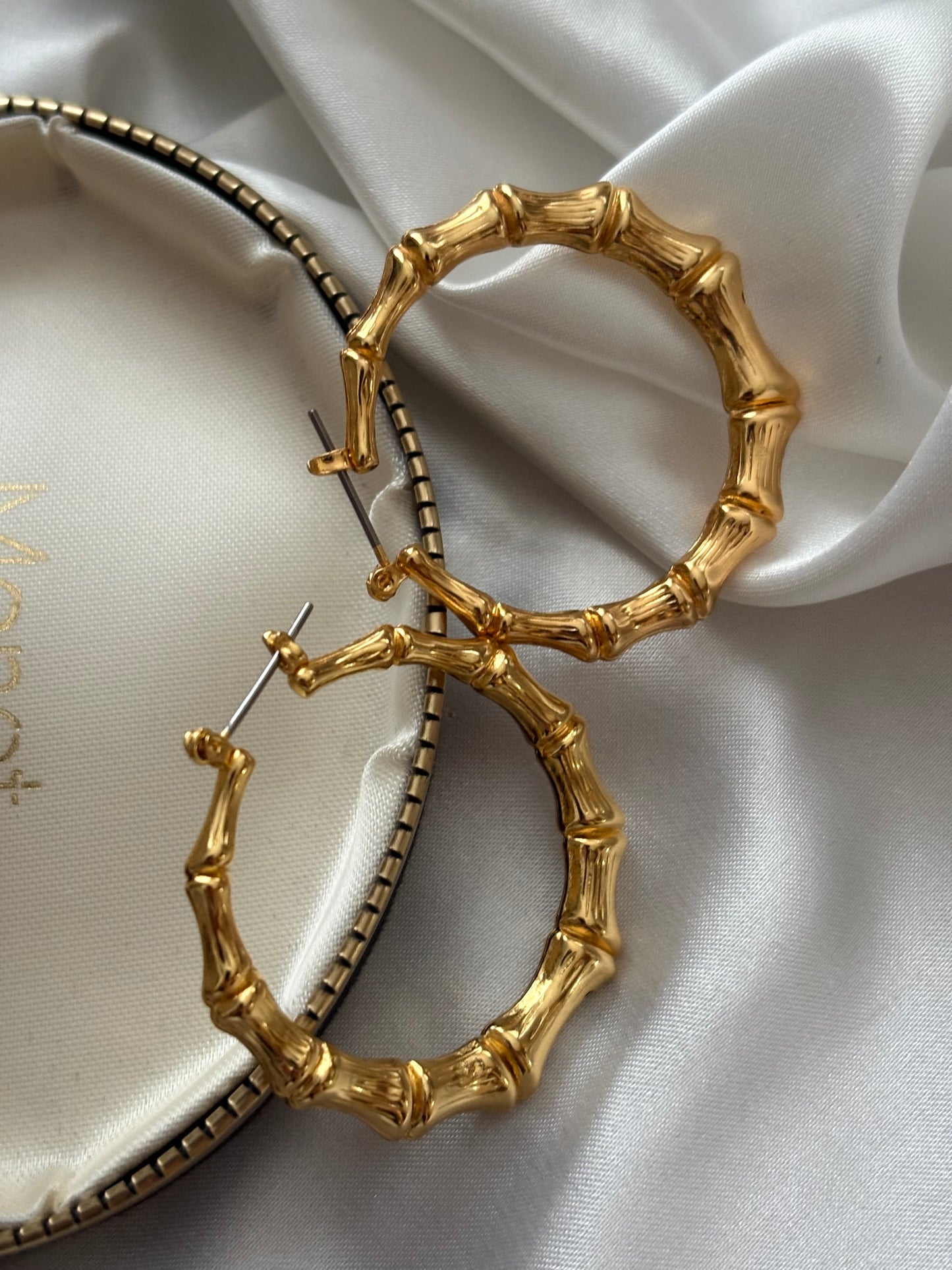 Kolczyki Avon “Bamboo Snap Top Hoops”,1998 rok