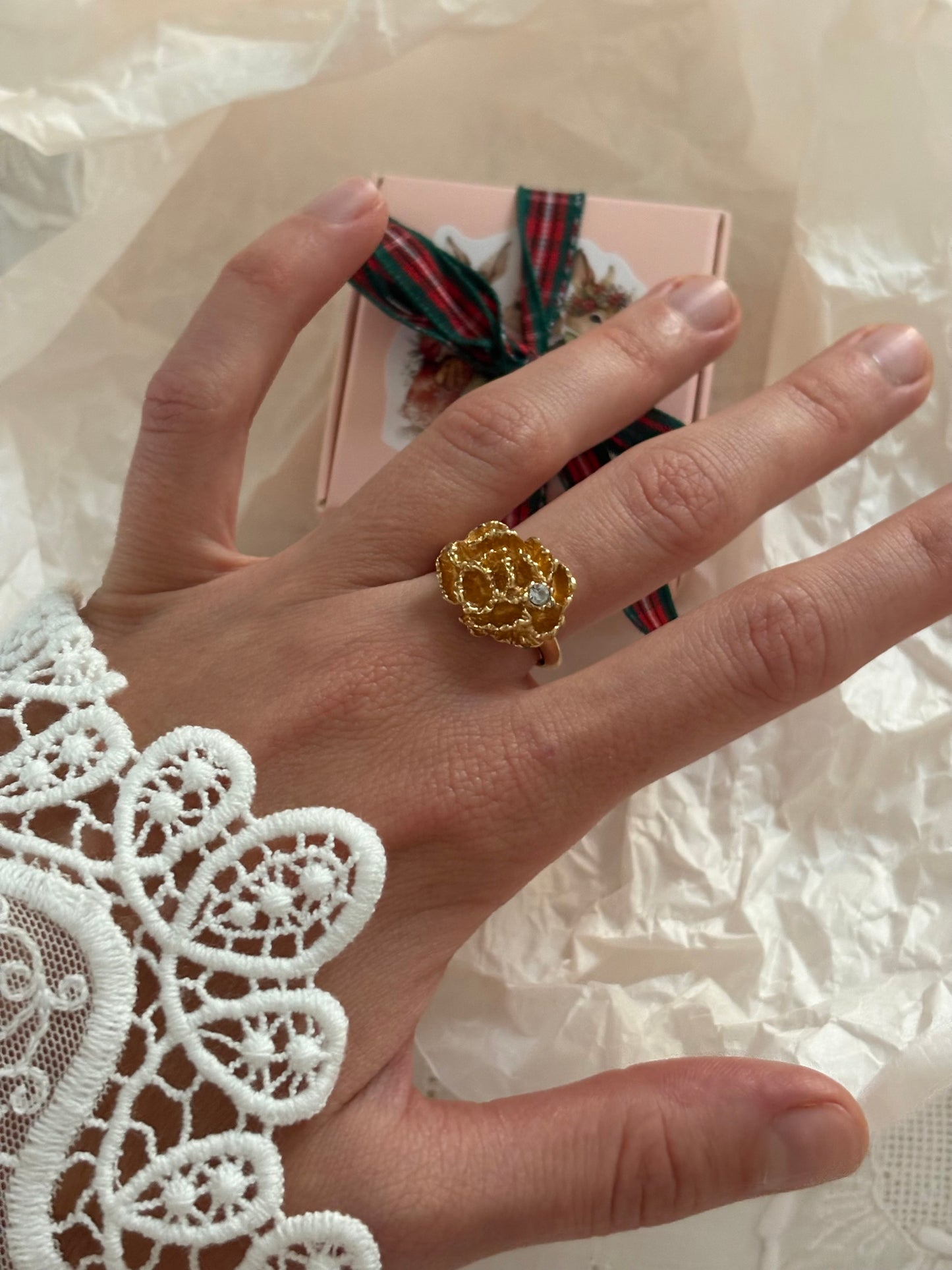 Pierścionek Avon „Flowerblaze”,1976 rok