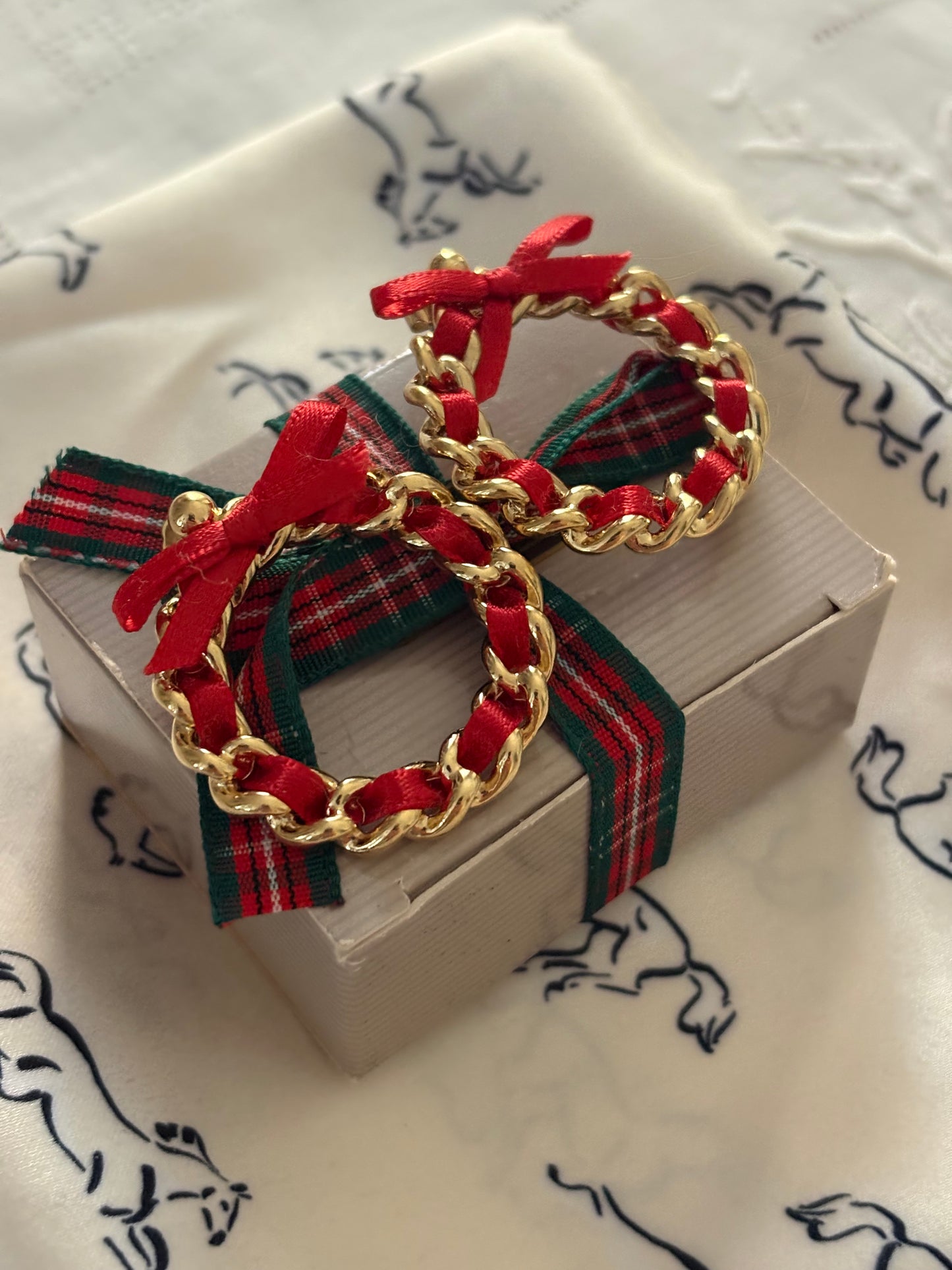 Pozłacane kolczyki Avon «Ribbon weave”,1988 rok