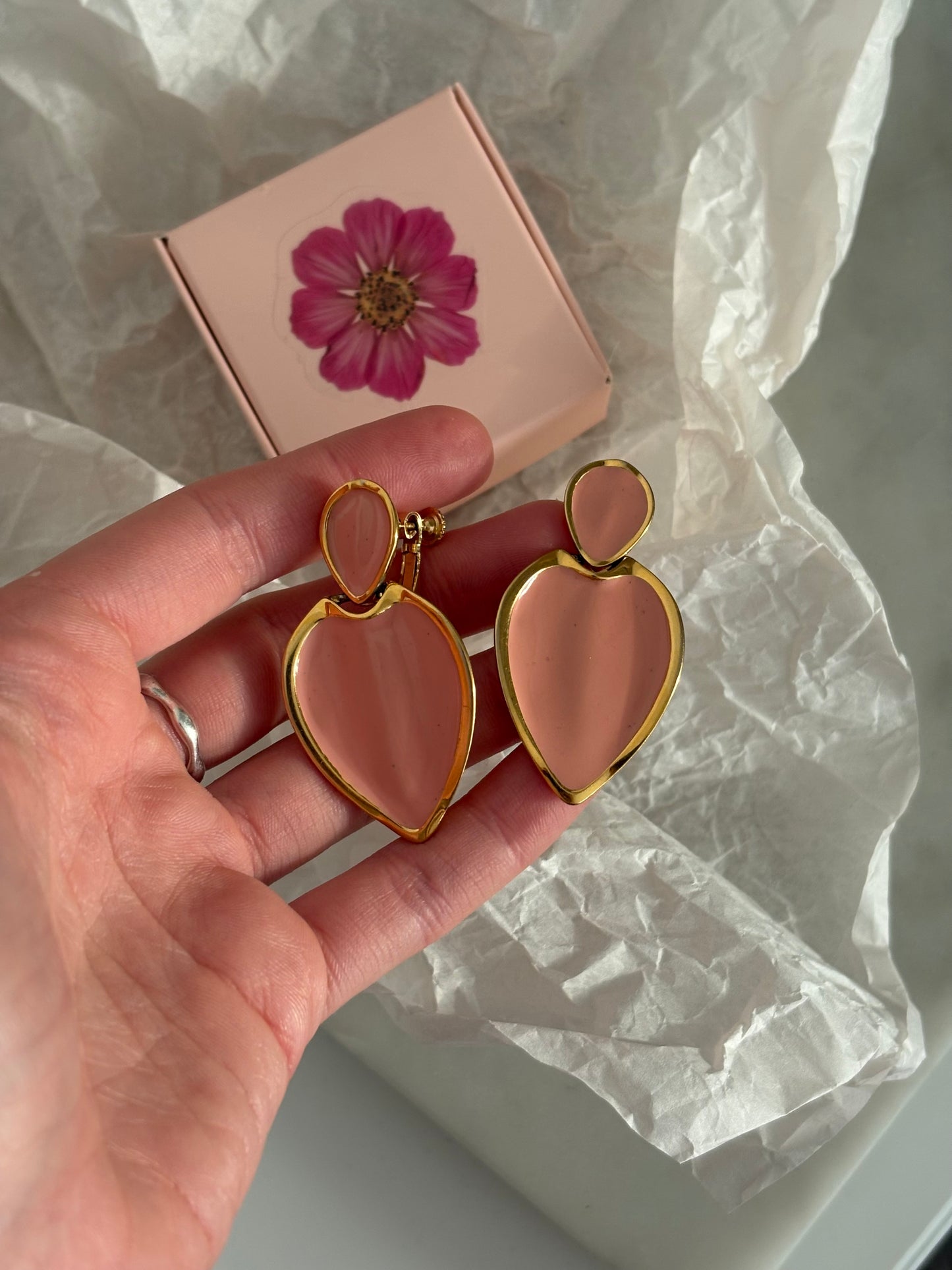 Klipsy Napier z perłowo-brzoskwiniową emalią