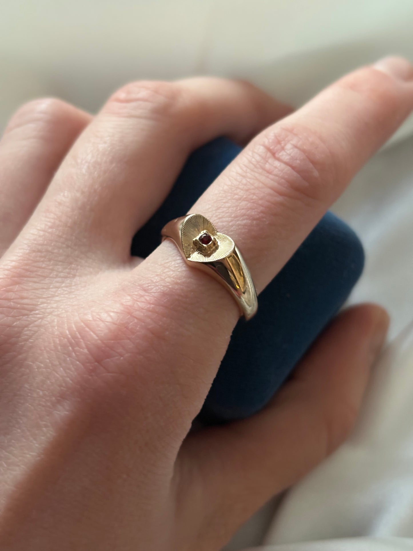 Pozłacany pierścionek Avon “ Scarlet Accent”,1982 rok