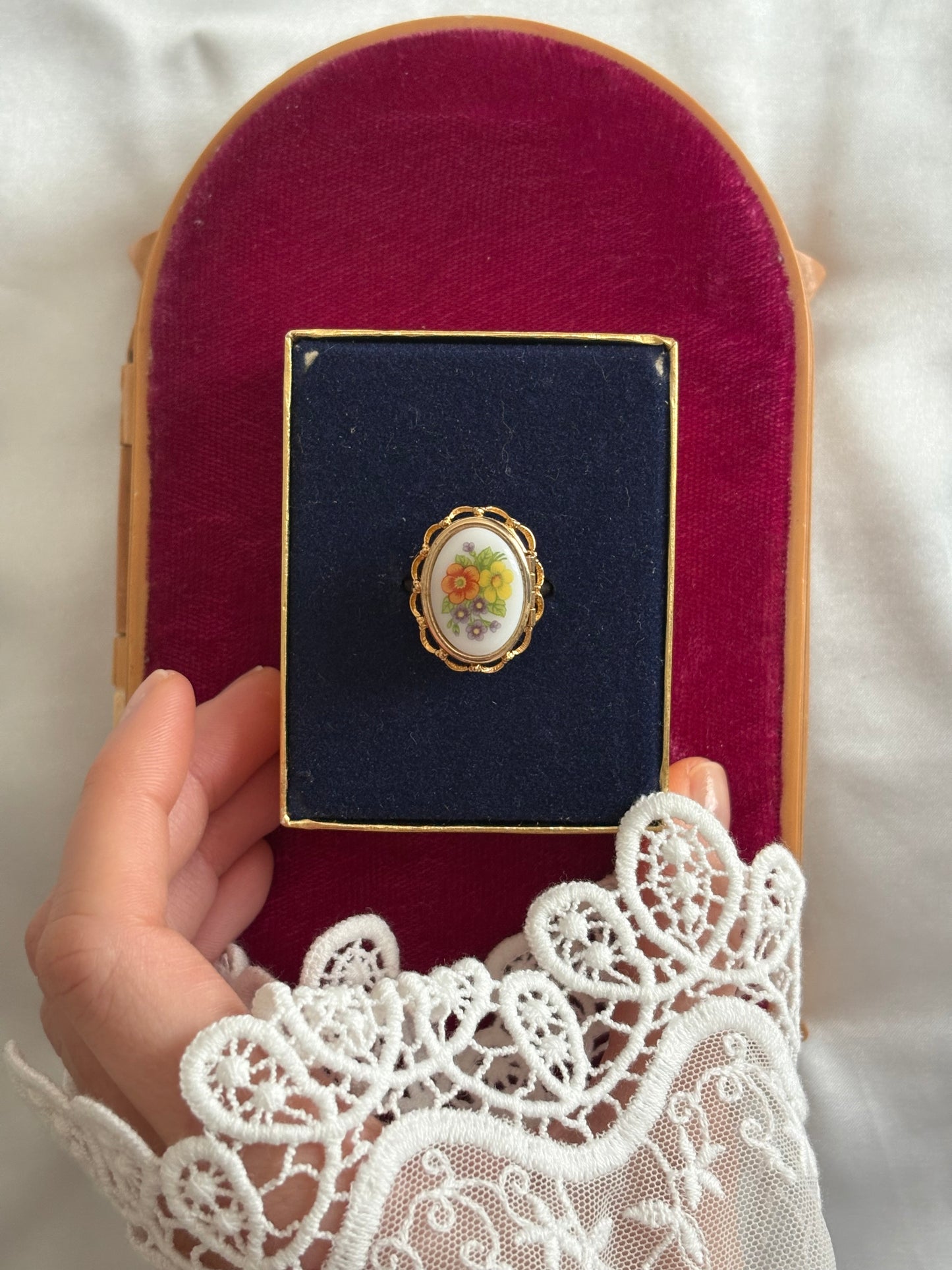 Unikatowy pierścionek Avon “ French Flowers Locket”,1975 rok