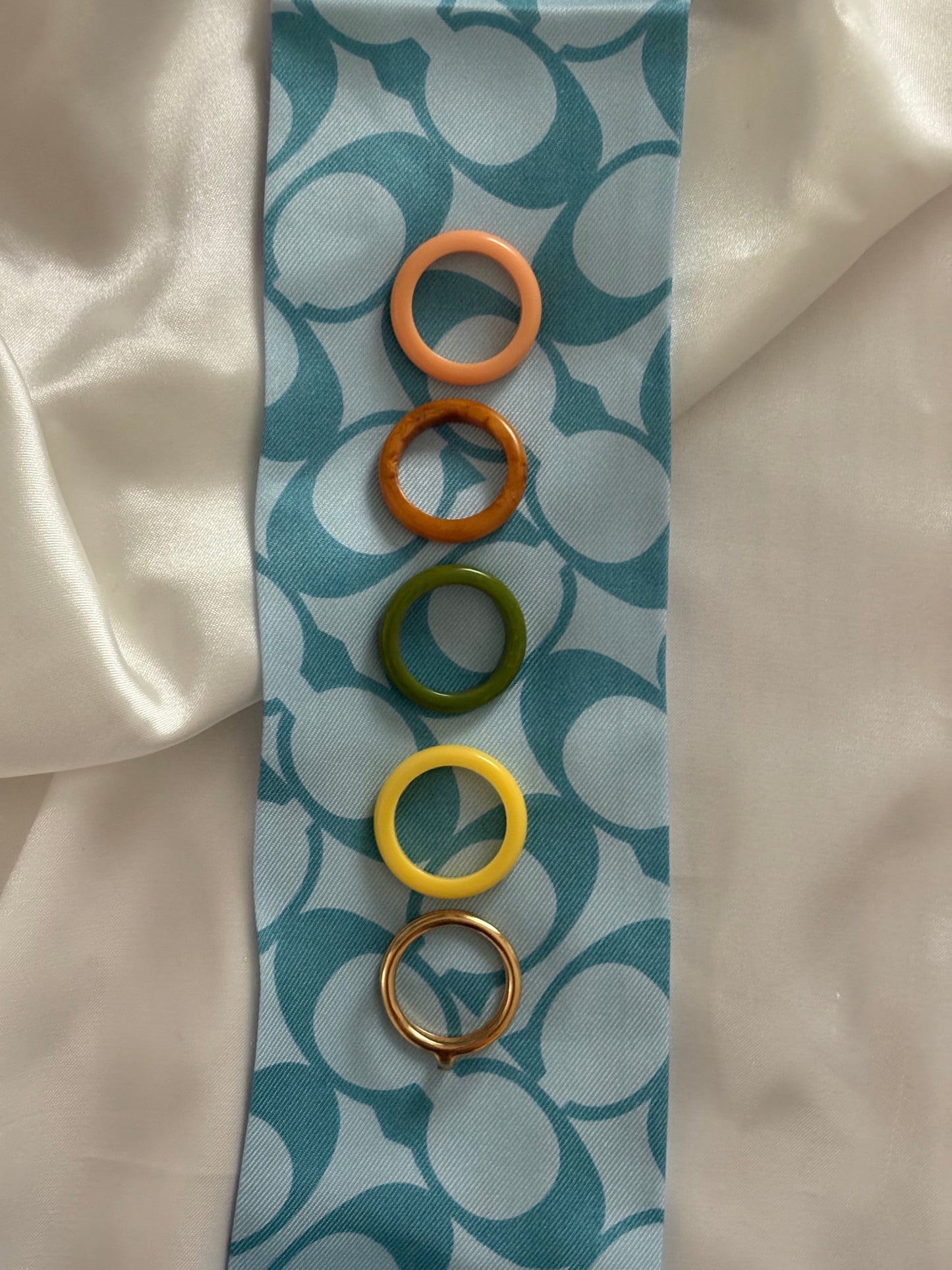 Zestaw wymiennych pierścionków Avon, 1977 rok