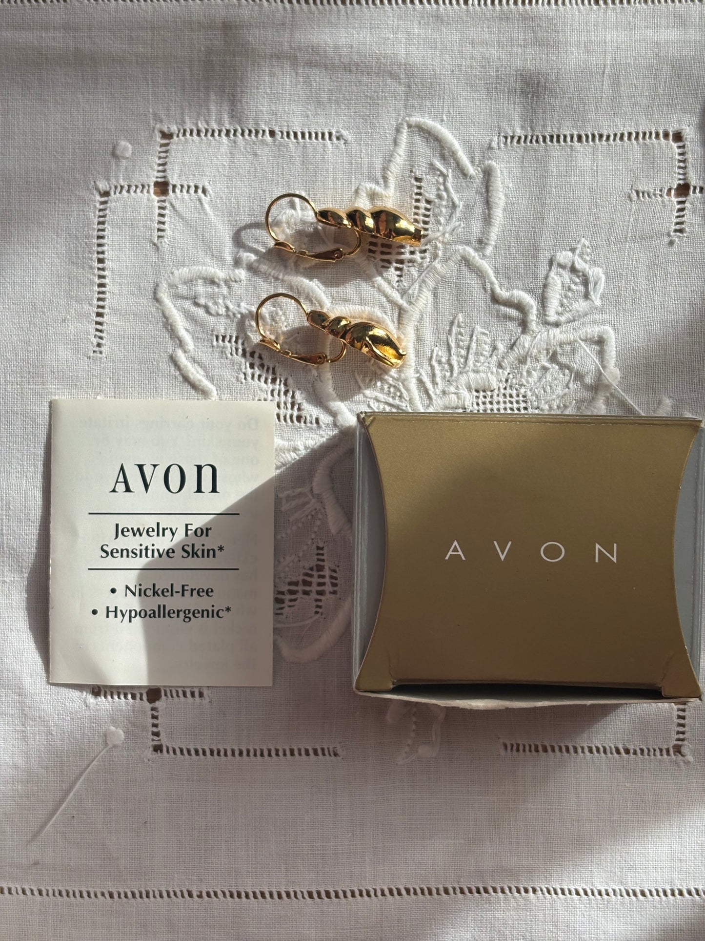 Avon "GOLDEN CLASSICS LEVERBACK" Earrings, 1997