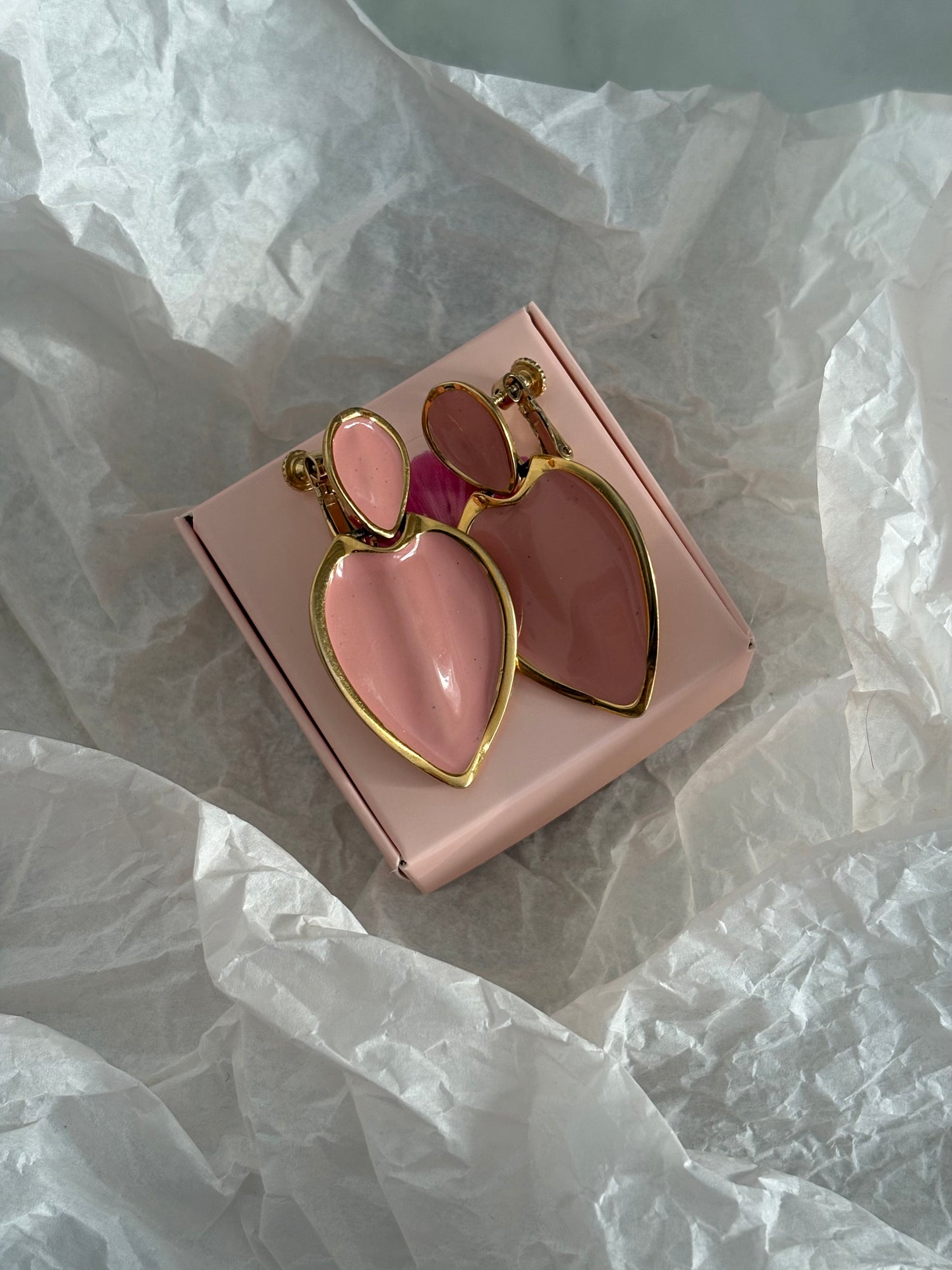 Klipsy Napier z perłowo-brzoskwiniową emalią