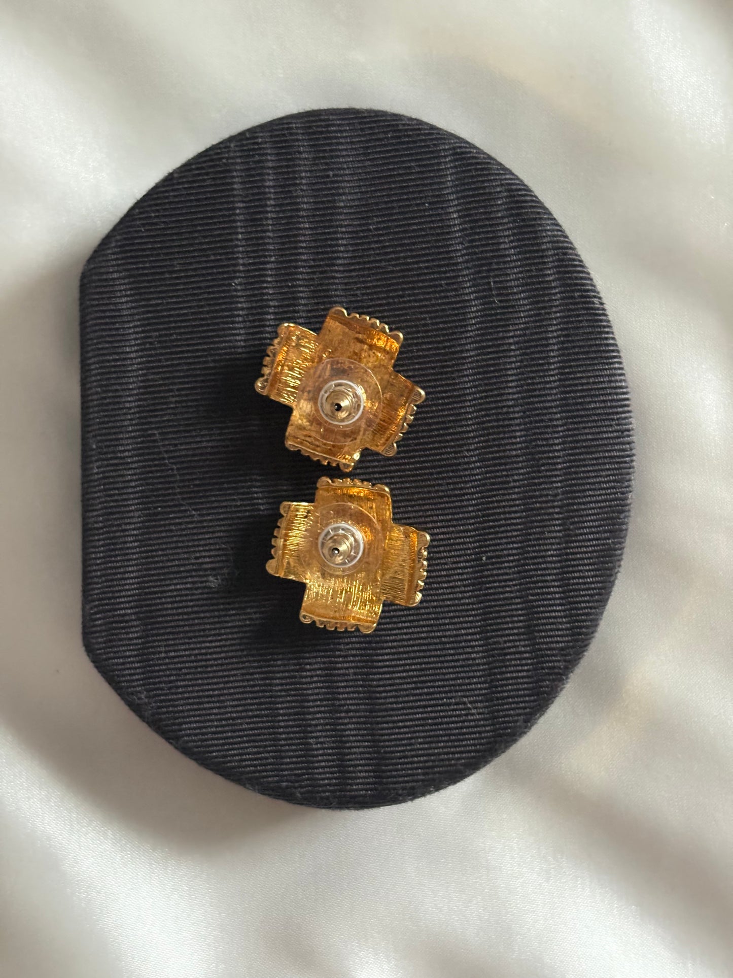 Pozłacane kolczyki Avon o geometrycznym splocie