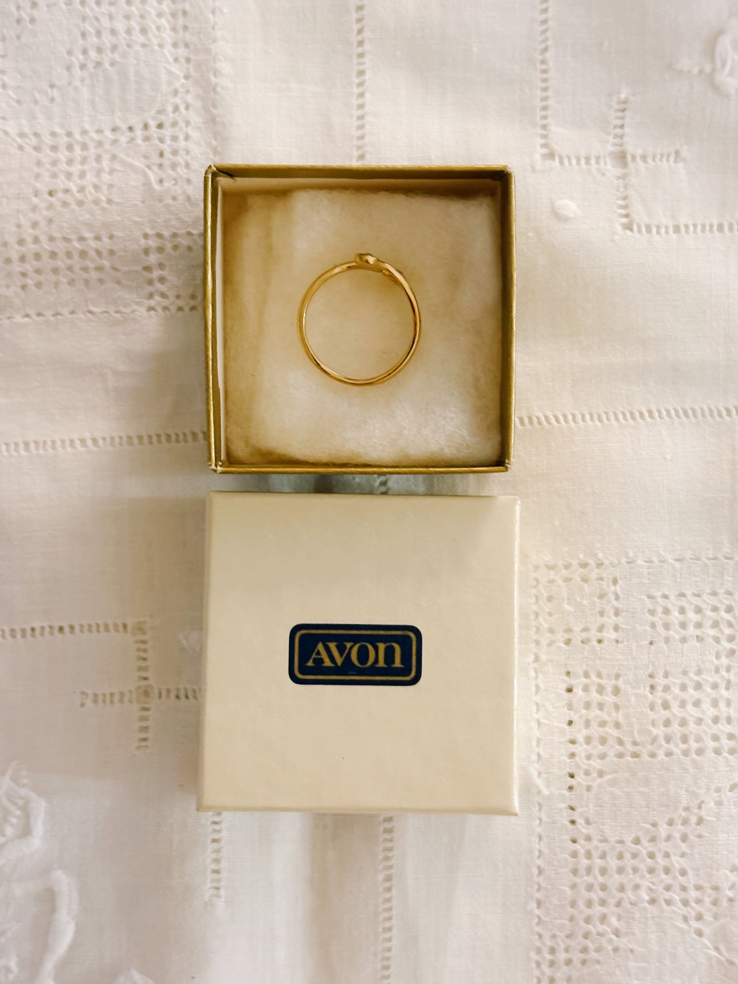 Pozłacany pierścionek Avon z podwójnym kryształkiem