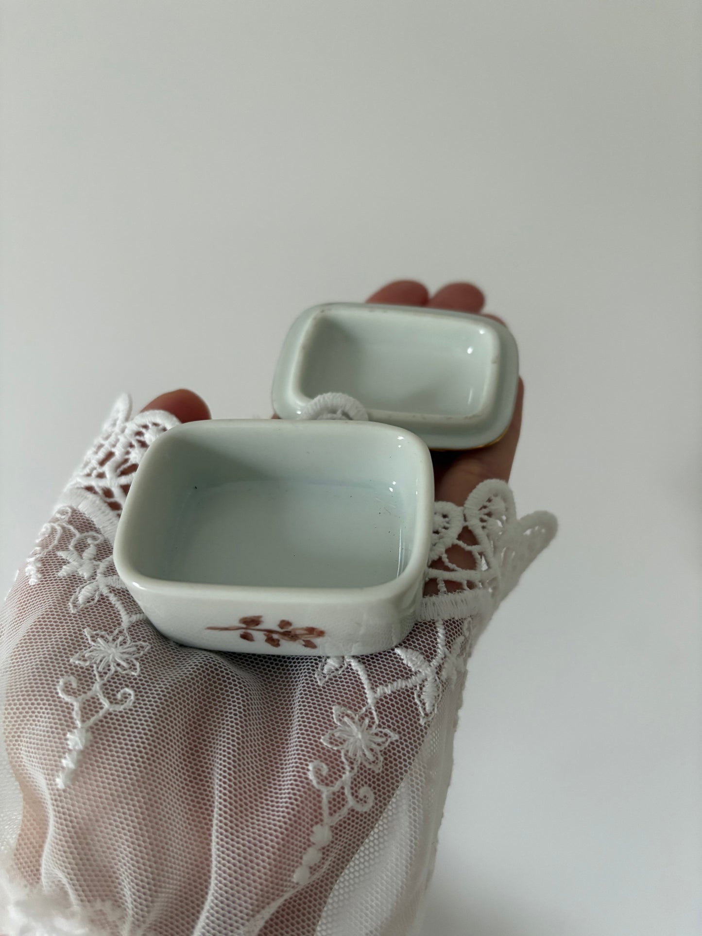 Prostokątna szkatułka z porcelany z motywem róży