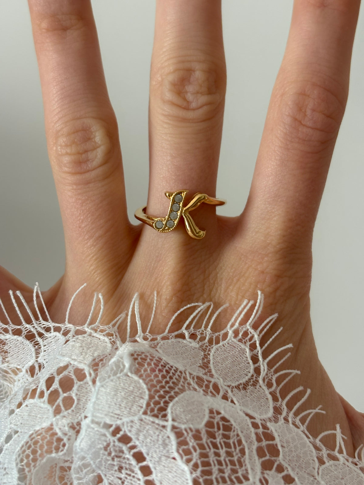 Pierścionek Avon z inicjałem „K” – «Initial Ring»,17 mm