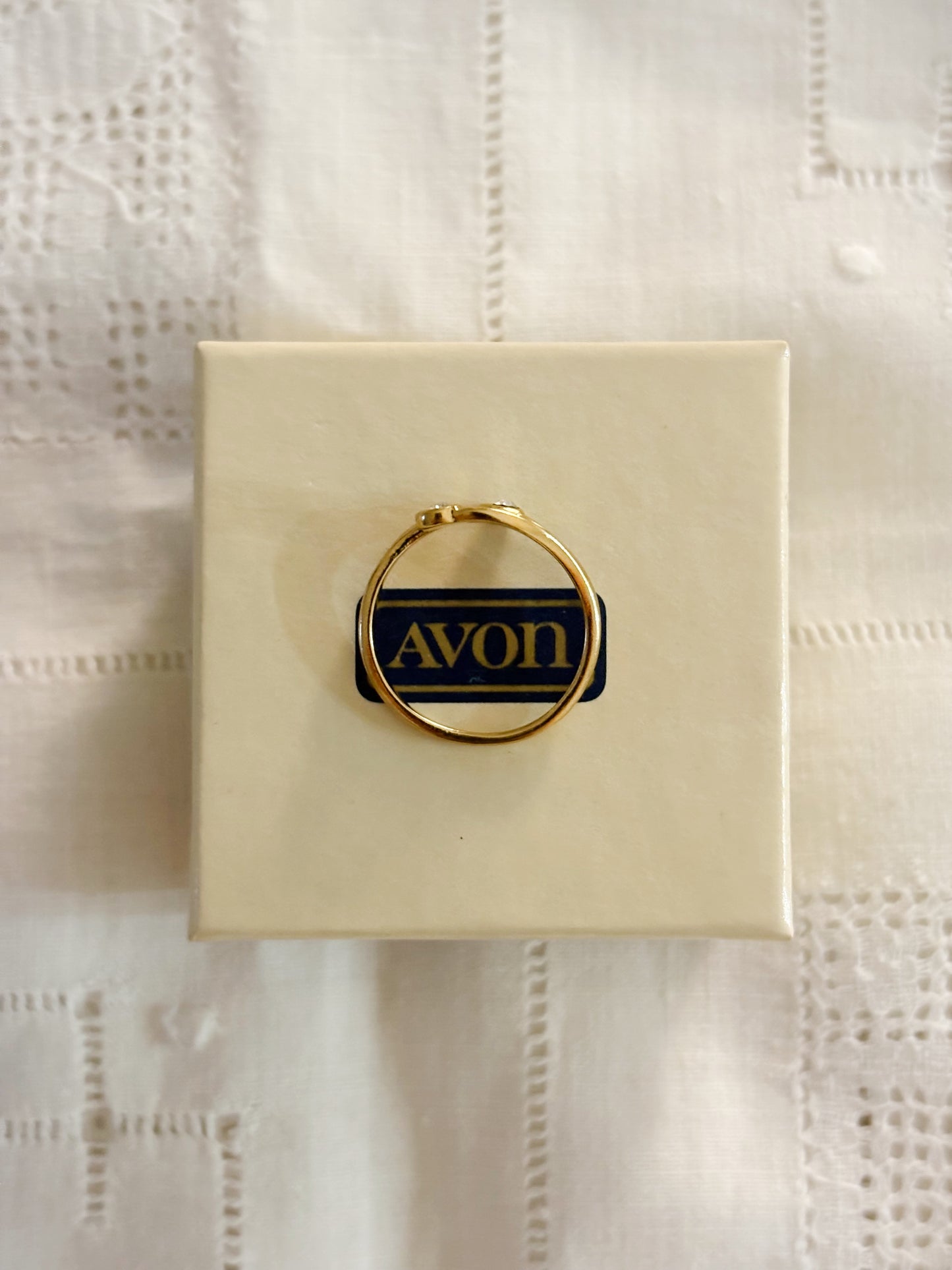 Pozłacany pierścionek Avon z podwójnym kryształkiem