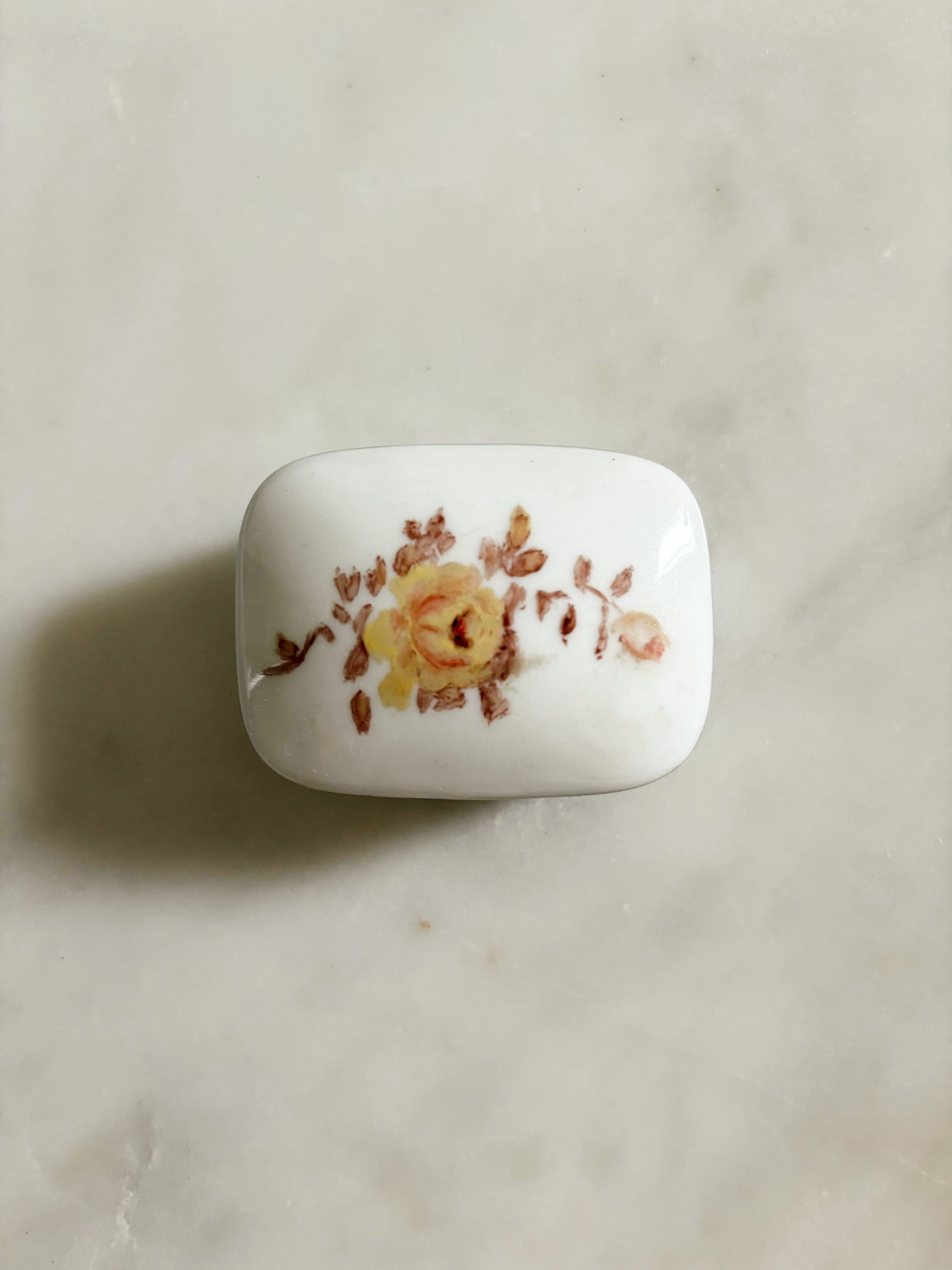 Prostokątna szkatułka z porcelany z motywem róży