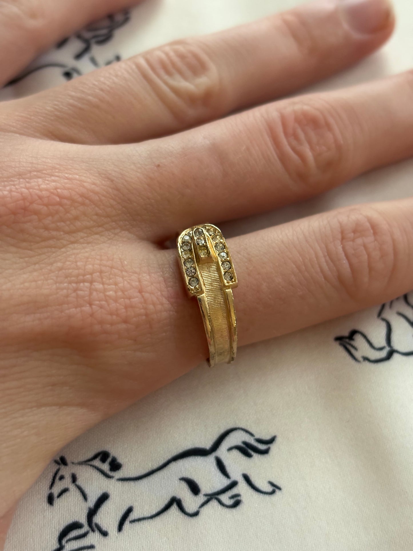 Pozłacany pierścionek Avon „Buckle Ring”,1973 rok