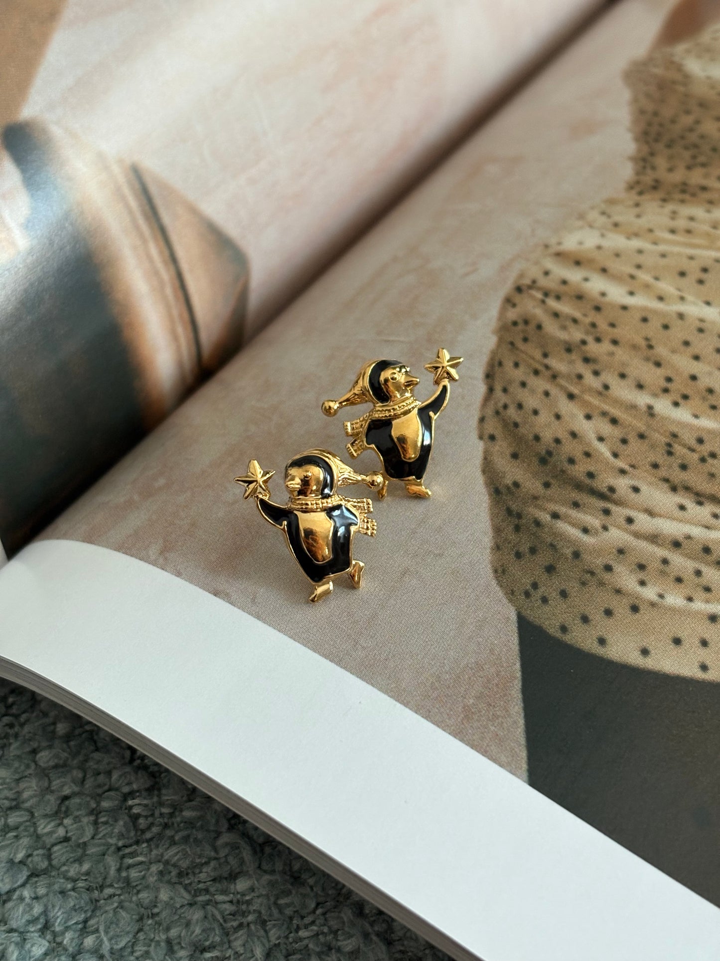 Pozłacane kolczyki Avon „Penguins” z emalią