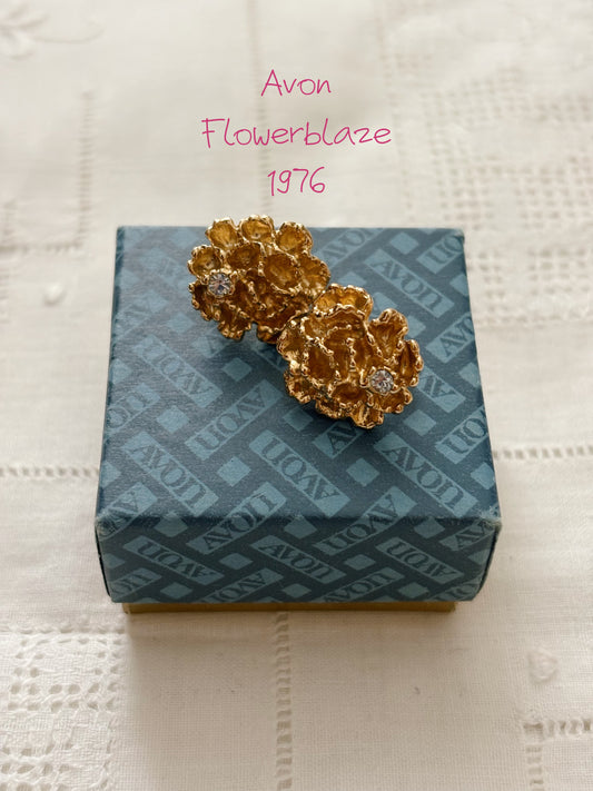 Pozłacane klipsy Avon „Flowerblaze” (1976)