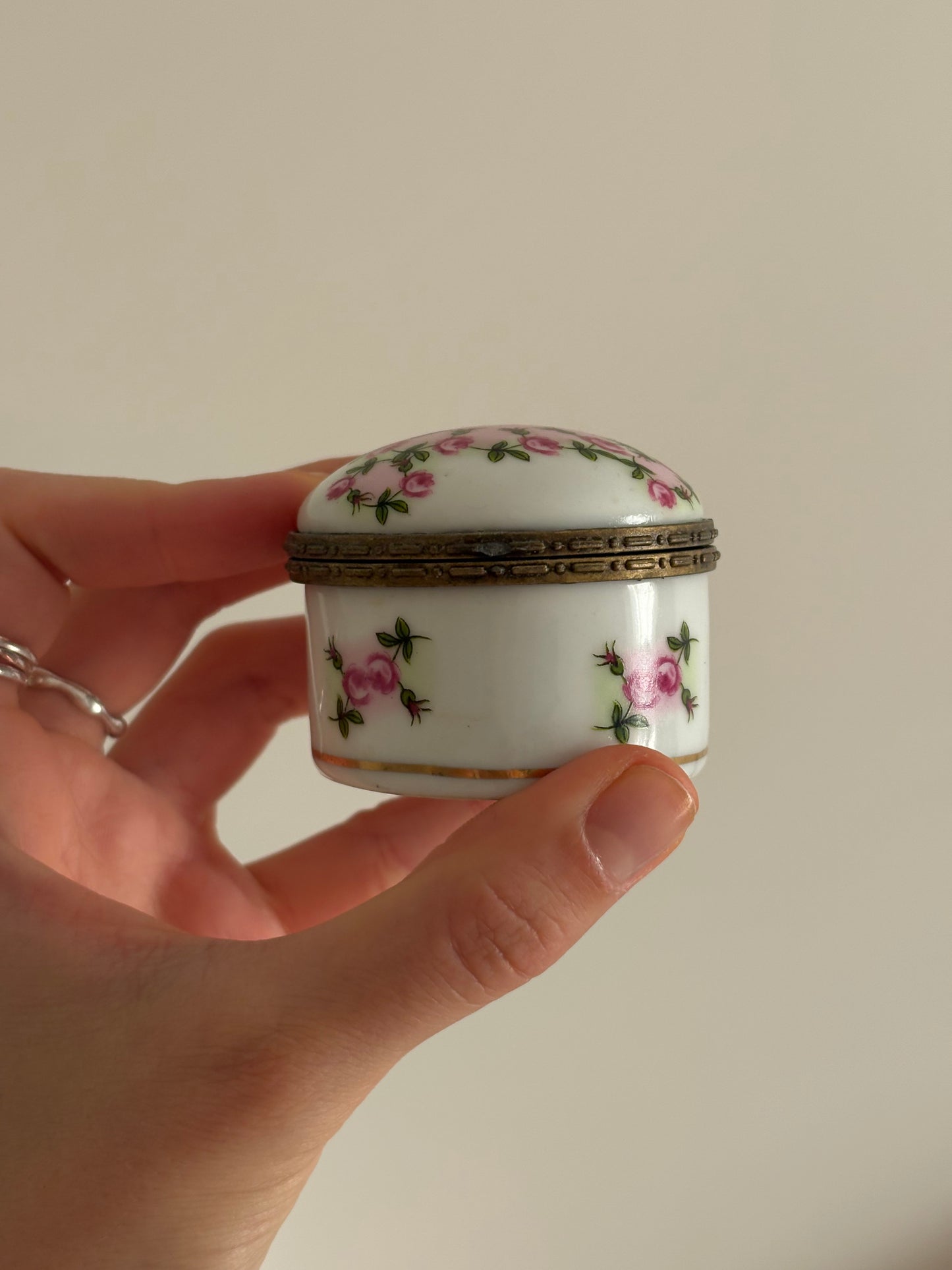 Okrągła szkatułka z porcelany w kolorowe kwiaty