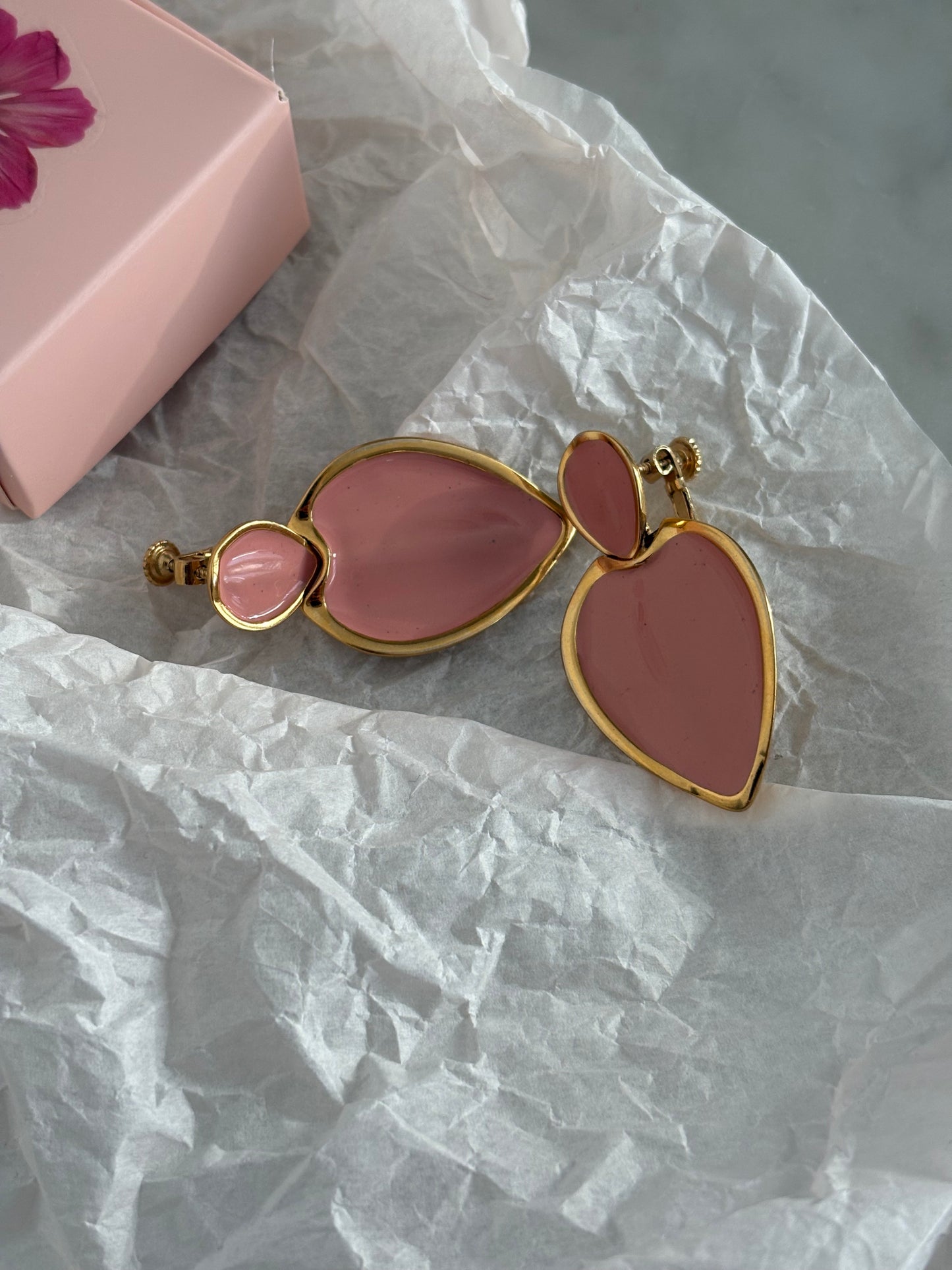 Klipsy Napier z perłowo-brzoskwiniową emalią