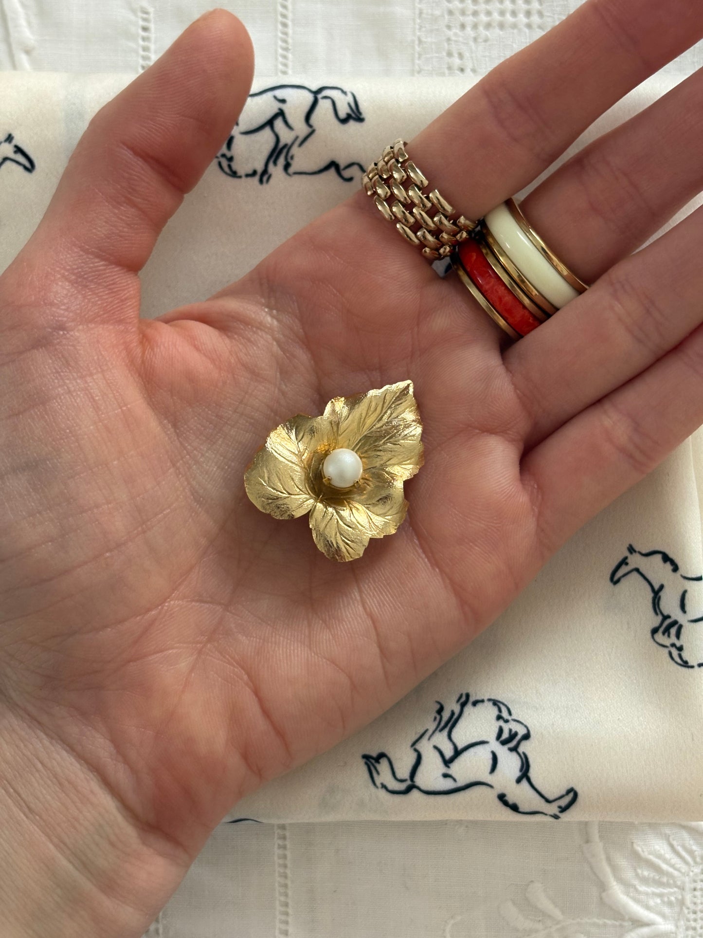 Pozłacana broszka Sarah Coventry w kształcie liścia