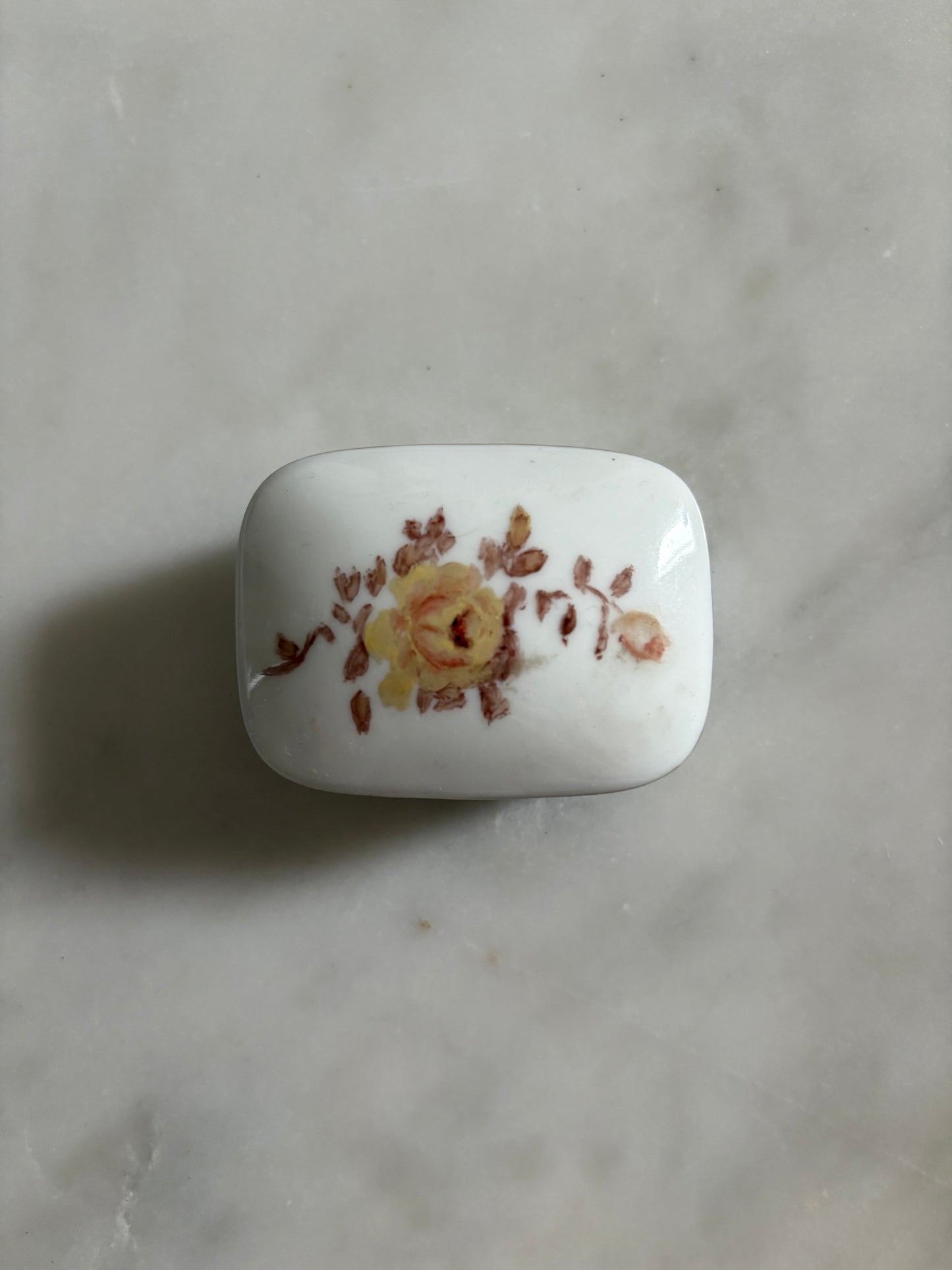 Rectangular porcelain box with a rose motif