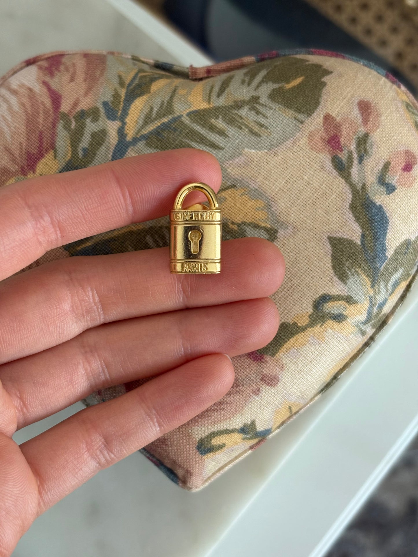 Pozłacana miniaturowa broszka Givenchy