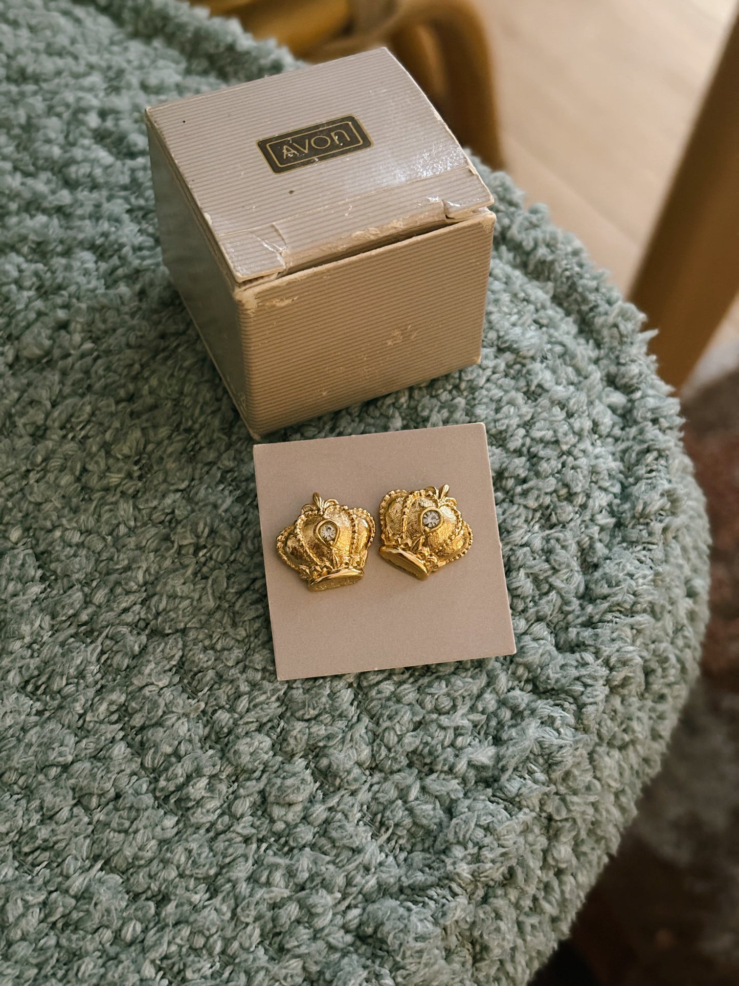 Pozłacane kolczyki Avon „Regal Crown”, 1989