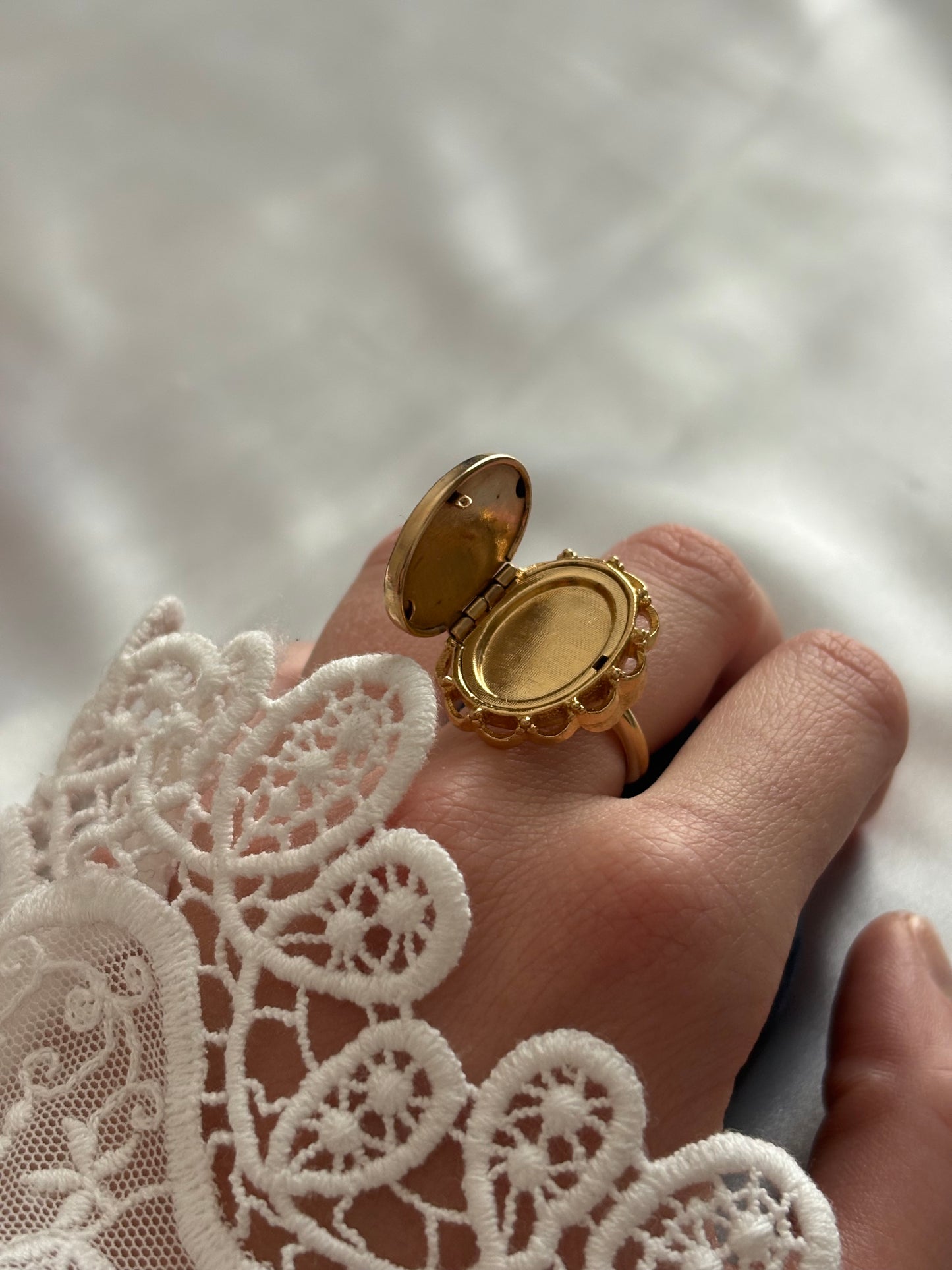 Unikatowy pierścionek Avon “ French Flowers Locket”,1975 rok