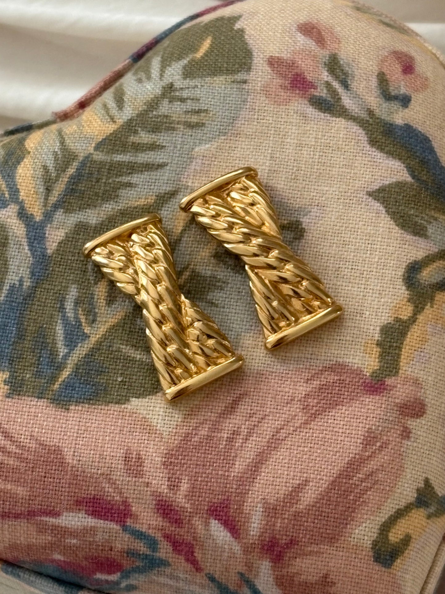 Kolczyki Monet z motywem plecionki