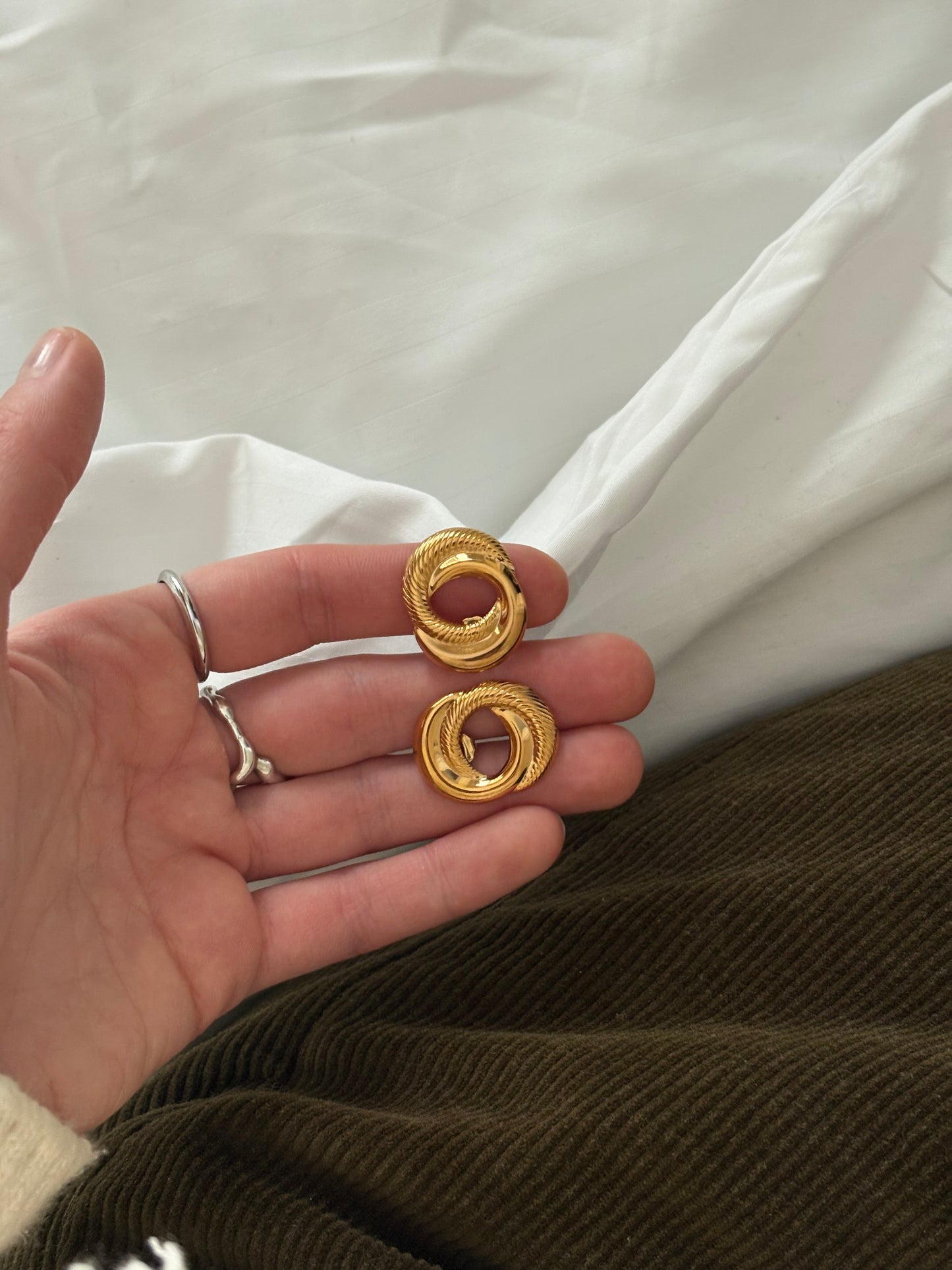 Pozłacane kolczyki Avon „Sculptured Swirl”,1991 rok