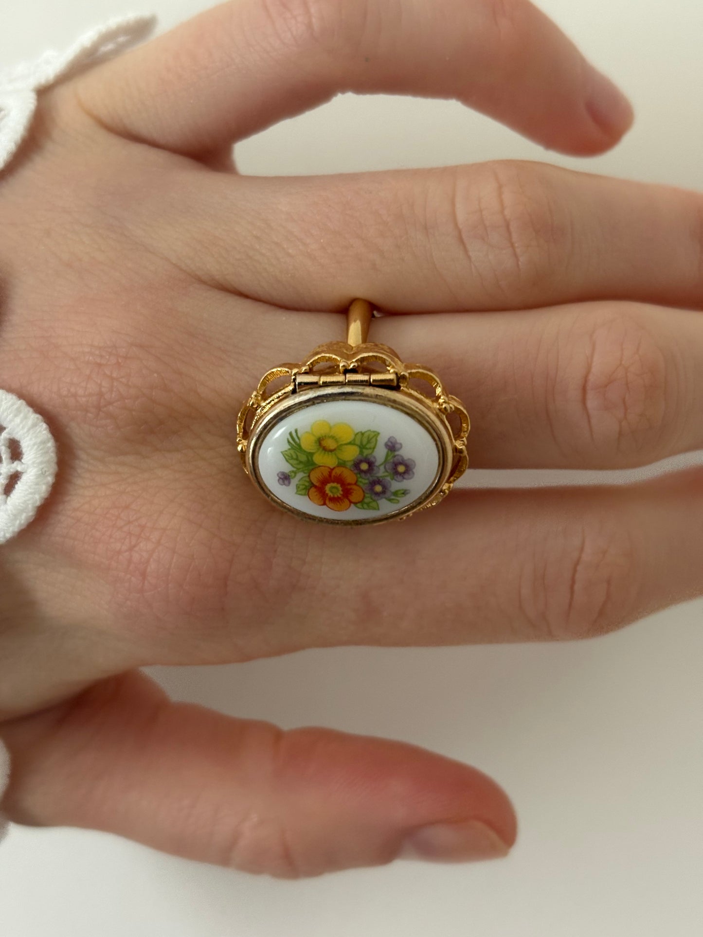 Unikatowy pierścionek Avon “ French Flowers Locket”,1975 rok