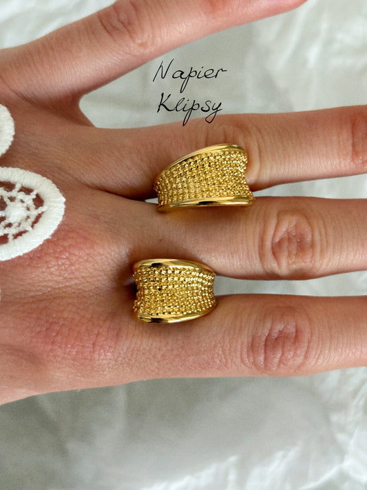 Klipsy Napier o fakturowanej powierzchni