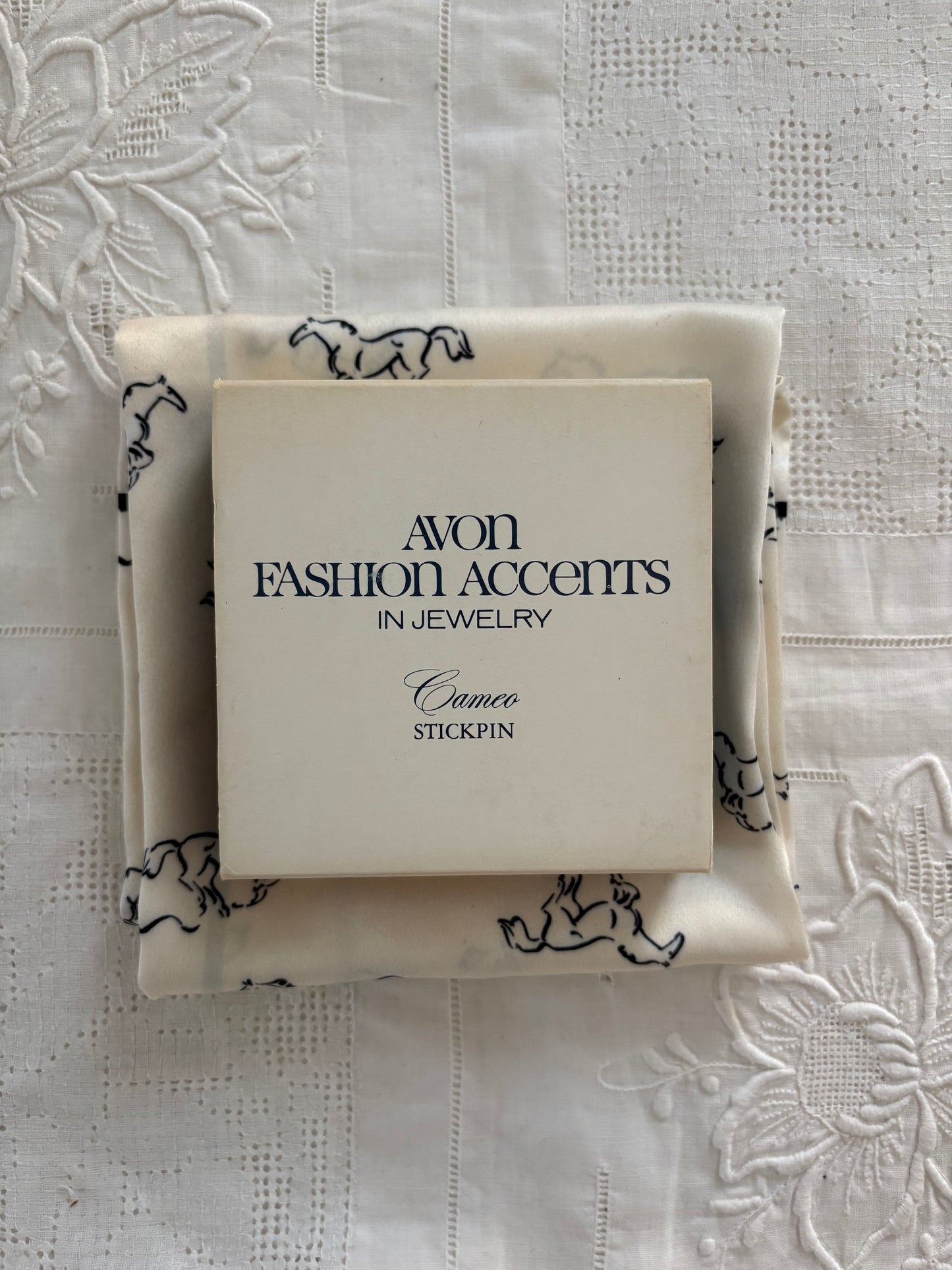 Broszka- szpilka z kameą Avon „Cameo Stickpin”, 1978 rok