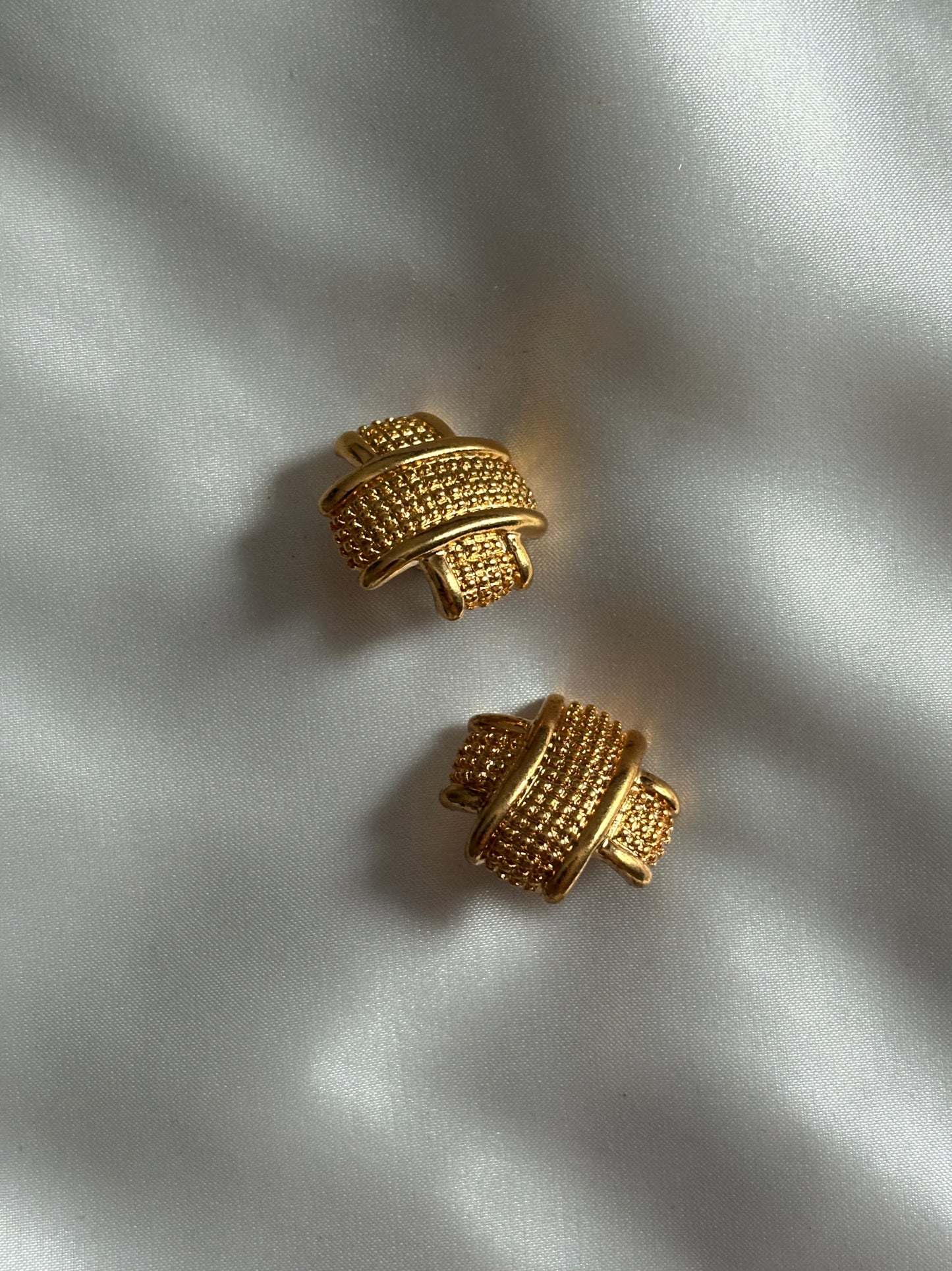 Pozłacane kolczyki Avon o geometrycznym splocie