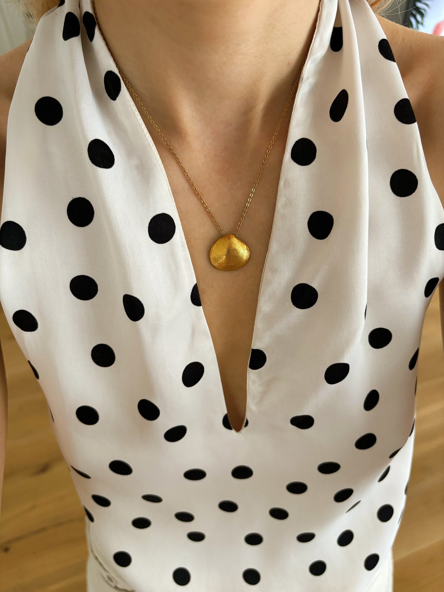 Pozłacany naszyjnik Monet z muszlą