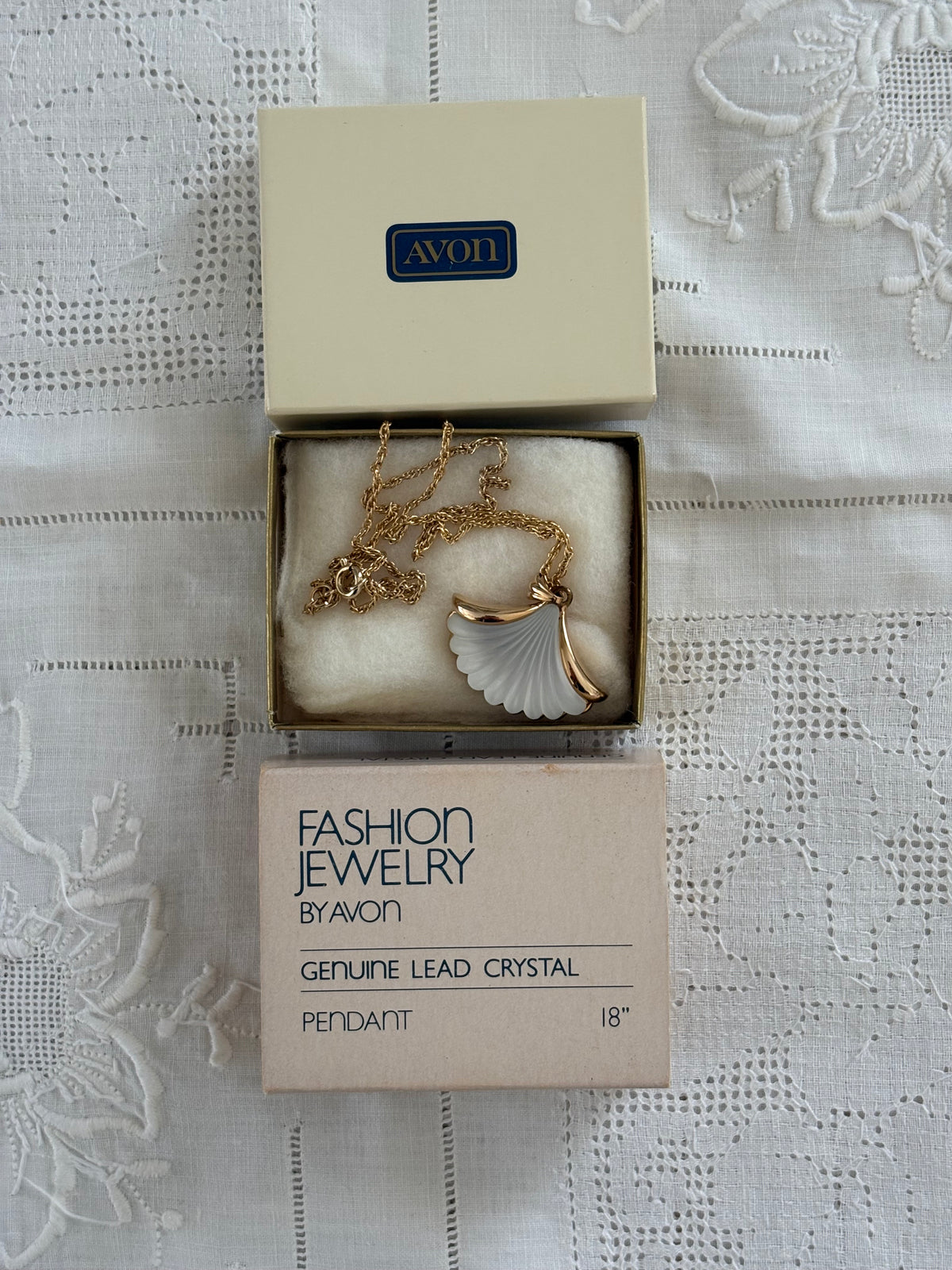 Naszyjnik Avon w postaci muszelki,1981 rok