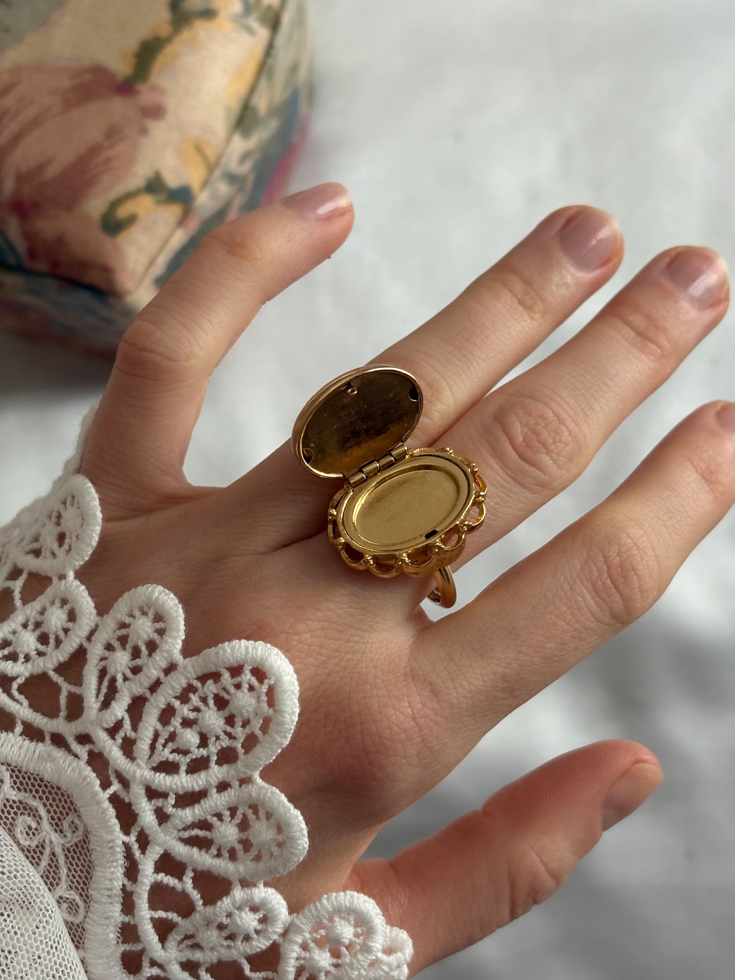 Unikatowy pierścionek Avon “ French Flowers Locket”,1975 rok