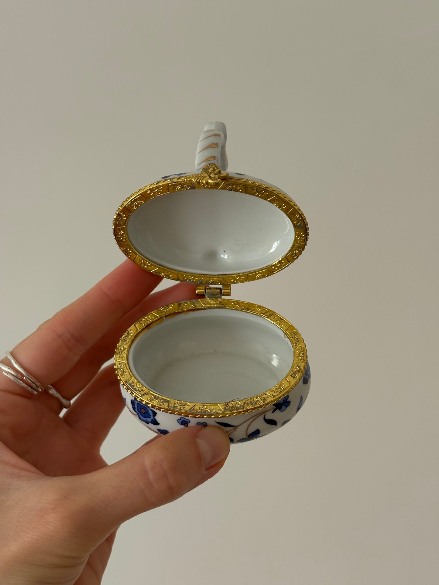 Porcelanowa szkatułka z uchwytem