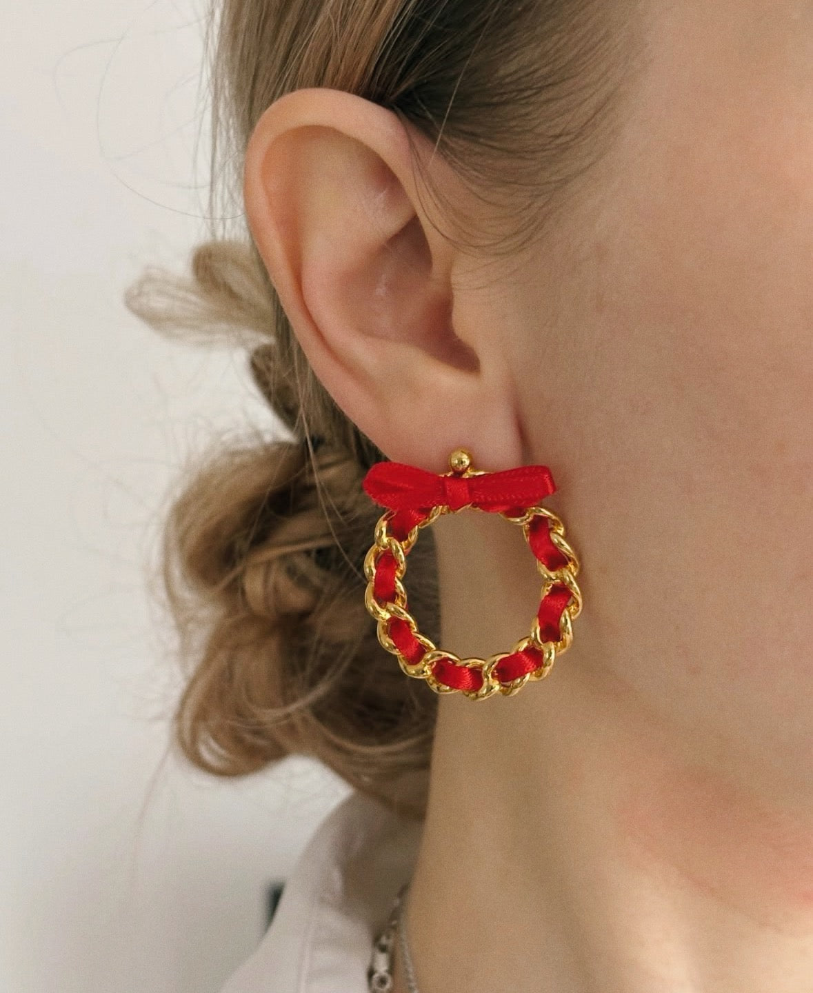 Pozłacane kolczyki Avon «Ribbon weave”,1988 rok