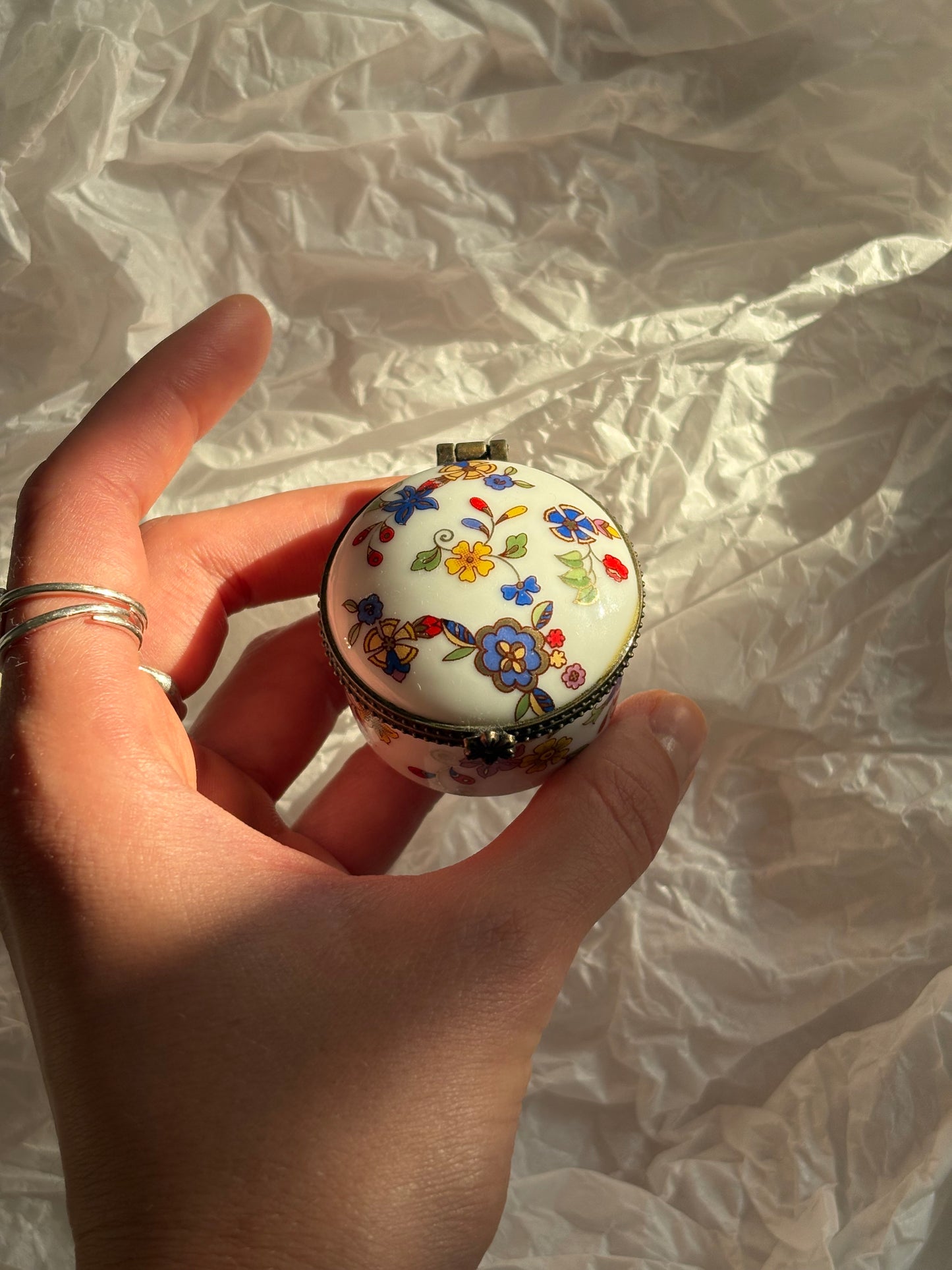 Okrągła szkatułka z porcelany w kolorowe kwiaty